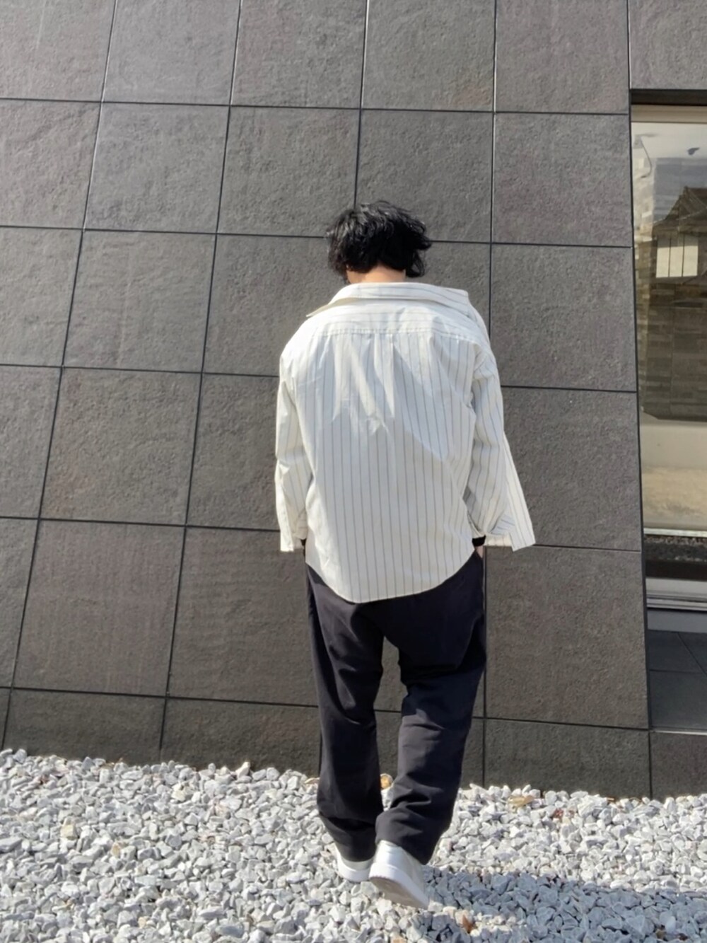 ホワイト系のシャツ/ブラウス、ブラック系のTシャツ/カットソー、ブラック系のスウェットパンツを着用したメンズの春コーディネートの4枚目の写真