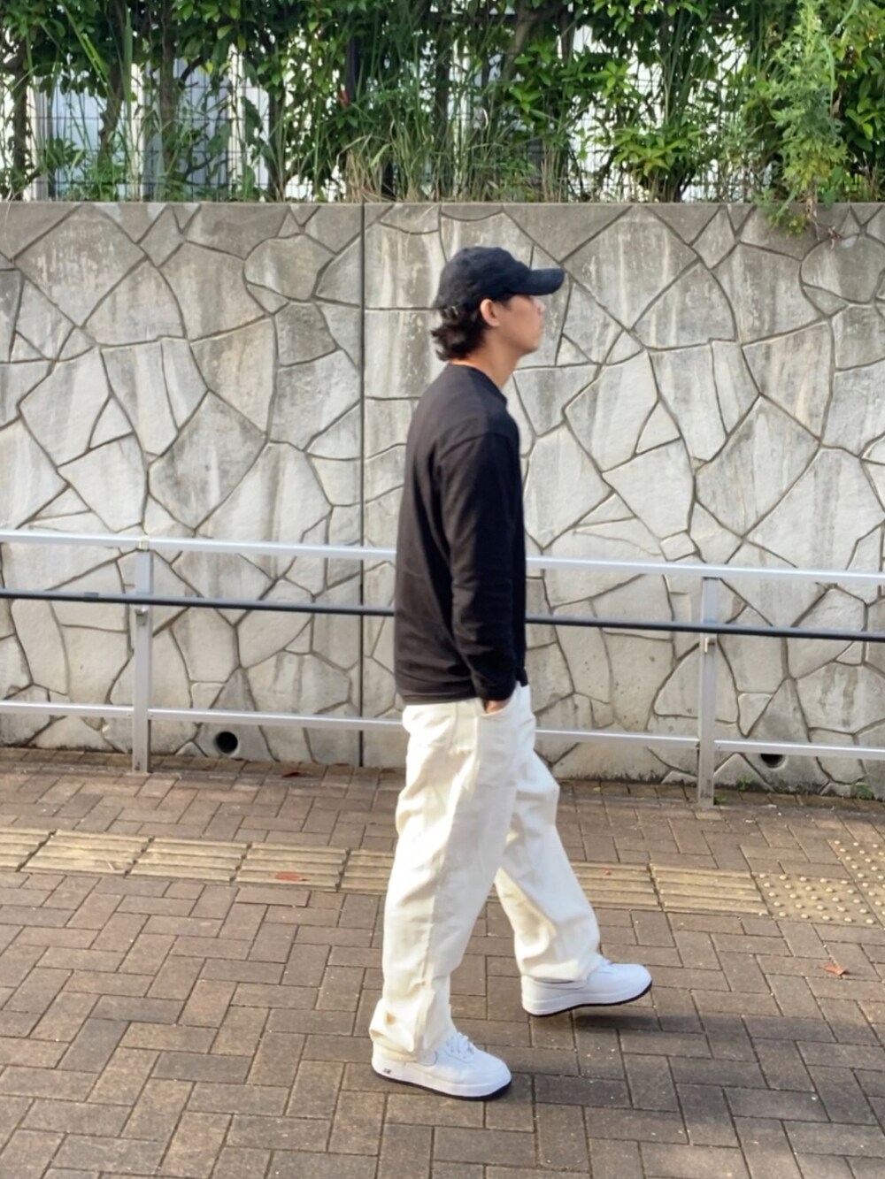 ホワイト系のその他パンツ、ホワイト系のスニーカー、ブラック系のTシャツ/カットソーを着用したメンズの夏コーディネートの2枚目の写真