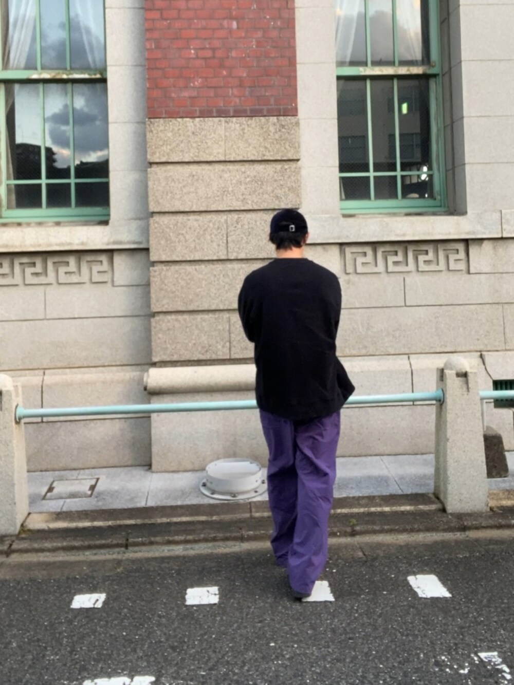 ブラック系のスウェット、ブラック系のスニーカー、ブルー系のキャップを着用したメンズの冬コーディネートの4枚目の写真