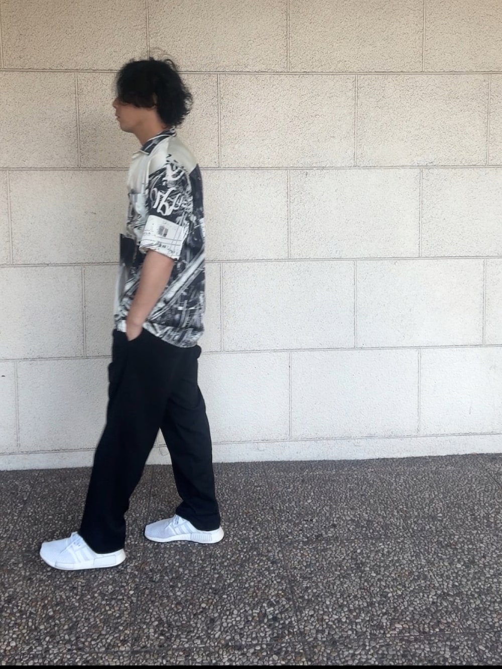 ホワイト系のシャツ/ブラウス、ブラック系のスラックス、ホワイト系のスニーカーを着用したメンズの夏コーディネートの2枚目の写真