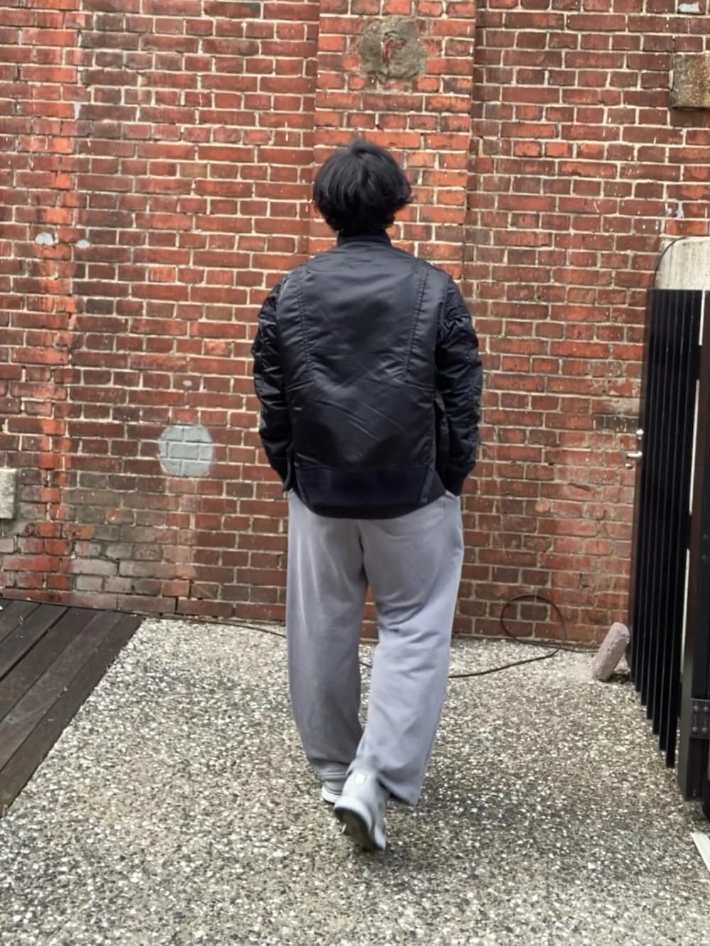 ブラック系のMA-1、グレー系のスウェットパンツ、グレー系のスニーカーを着用したメンズの春コーディネートの4枚目の写真