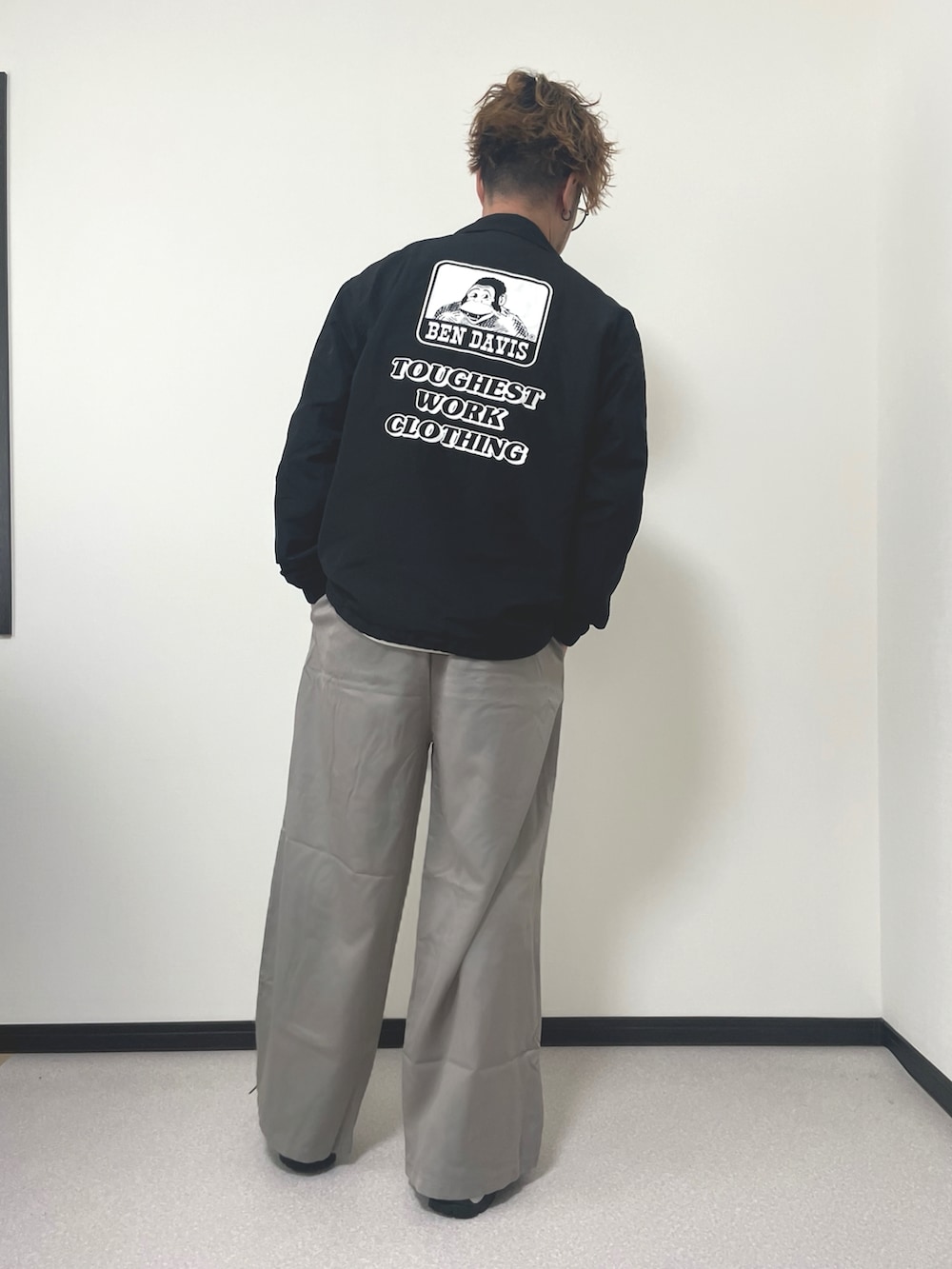 「大人カジュアル、コーチジャケット、スラックス、モノトーン、メガネ男子、春アウター、シンプルスタイル、低身長コーデ」｜「しまむらのアイテム（スラックス、グレー系）」を使った、まださん（メンズ・167cm）の春コーディネートの3枚目の写真