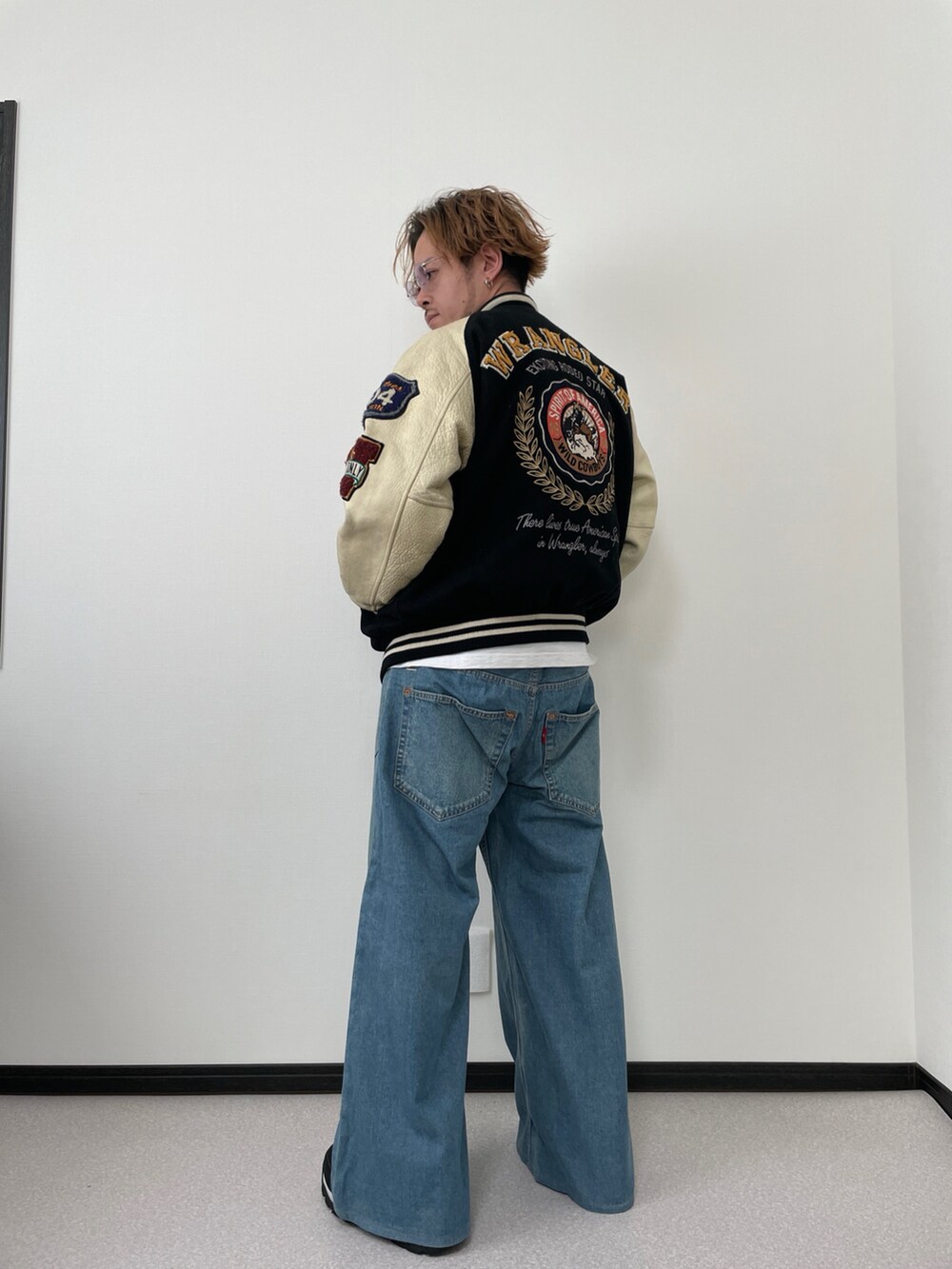 「大人コーデ、デニム、ワイドデニム、春コーデ、ストリートコーデ、スタジャン、supreme、サングラス、低身長コーデ」｜「RNAのアイテム（デニムパンツ、ブルー系）」を使った、まださん（メンズ・167cm）の春コーディネートの3枚目の写真