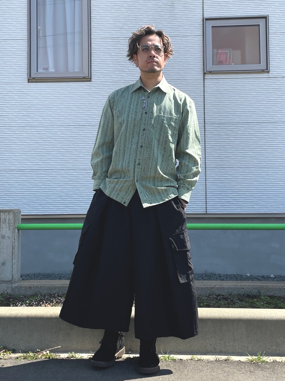 「大人カジュアル、休日スタイル、シャツスタイル、柄シャツ、カーゴパンツ、ガウチョパンツ、ワイドパンツ、サングラス、低身長コーデ」｜「mujiyaのアイテム（カーゴパンツ、ブラック系）」を使った、まださん（メンズ・167cm）の夏コーディネートの2枚目の写真