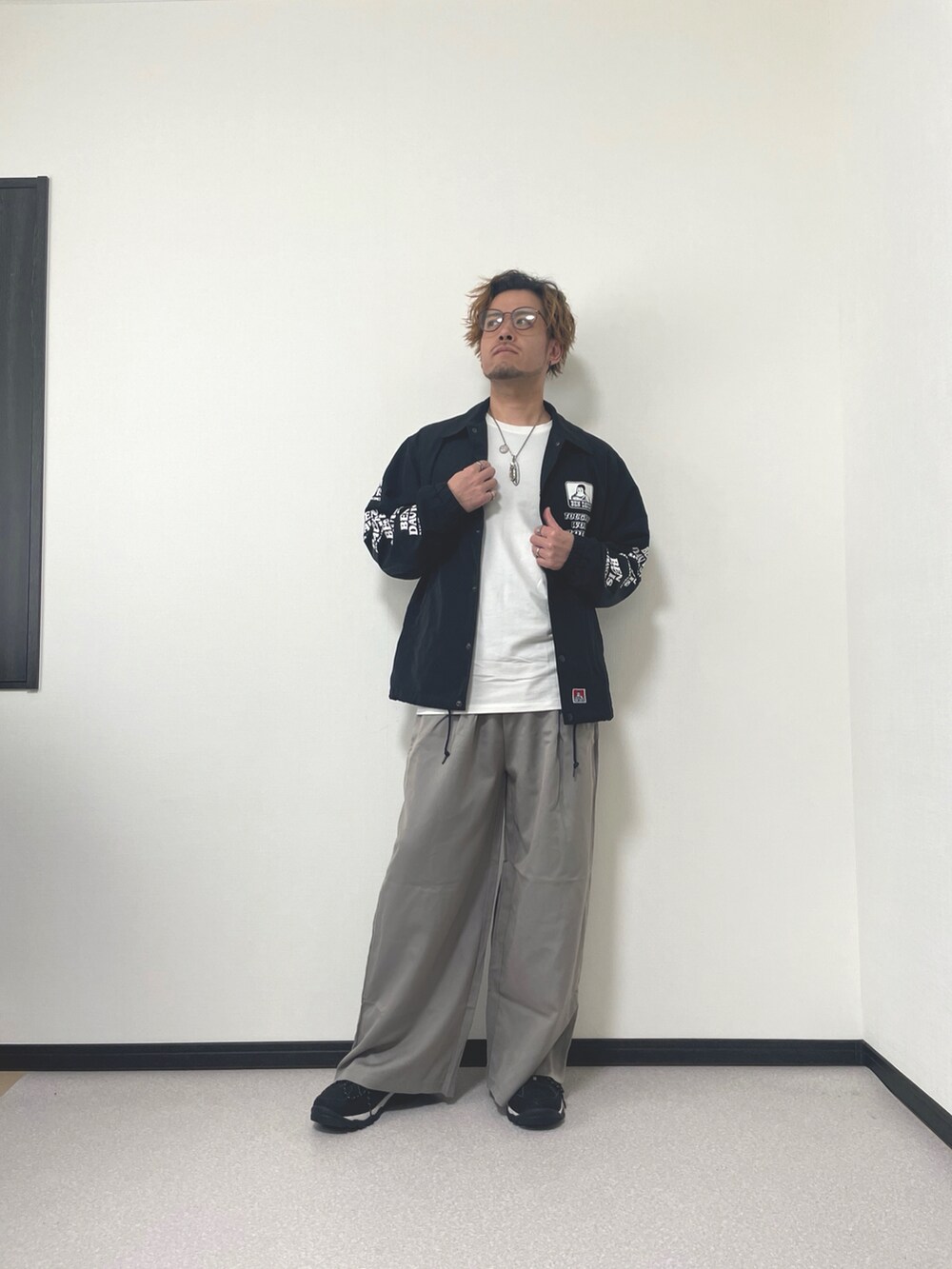 「大人カジュアル、コーチジャケット、スラックス、モノトーン、メガネ男子、春アウター、シンプルスタイル、低身長コーデ」｜「しまむらのアイテム（スラックス、グレー系）」を使った、まださん（メンズ・167cm）の春コーディネートの2枚目の写真