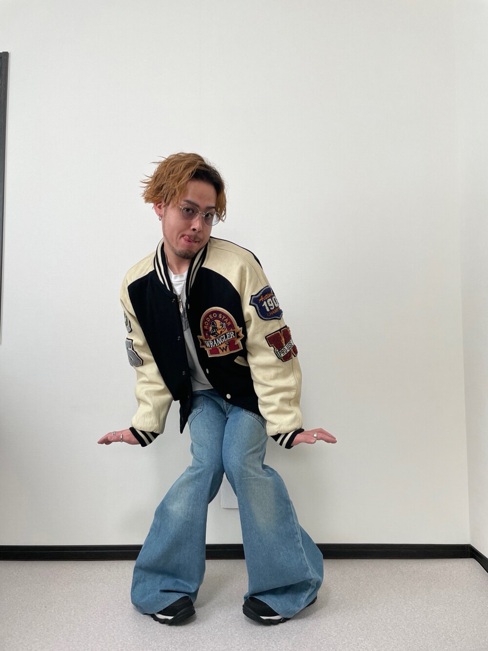 「大人コーデ、デニム、ワイドデニム、春コーデ、ストリートコーデ、スタジャン、supreme、サングラス、低身長コーデ」｜「RNAのアイテム（デニムパンツ、ブルー系）」を使った、まださん（メンズ・167cm）の春コーディネートの4枚目の写真