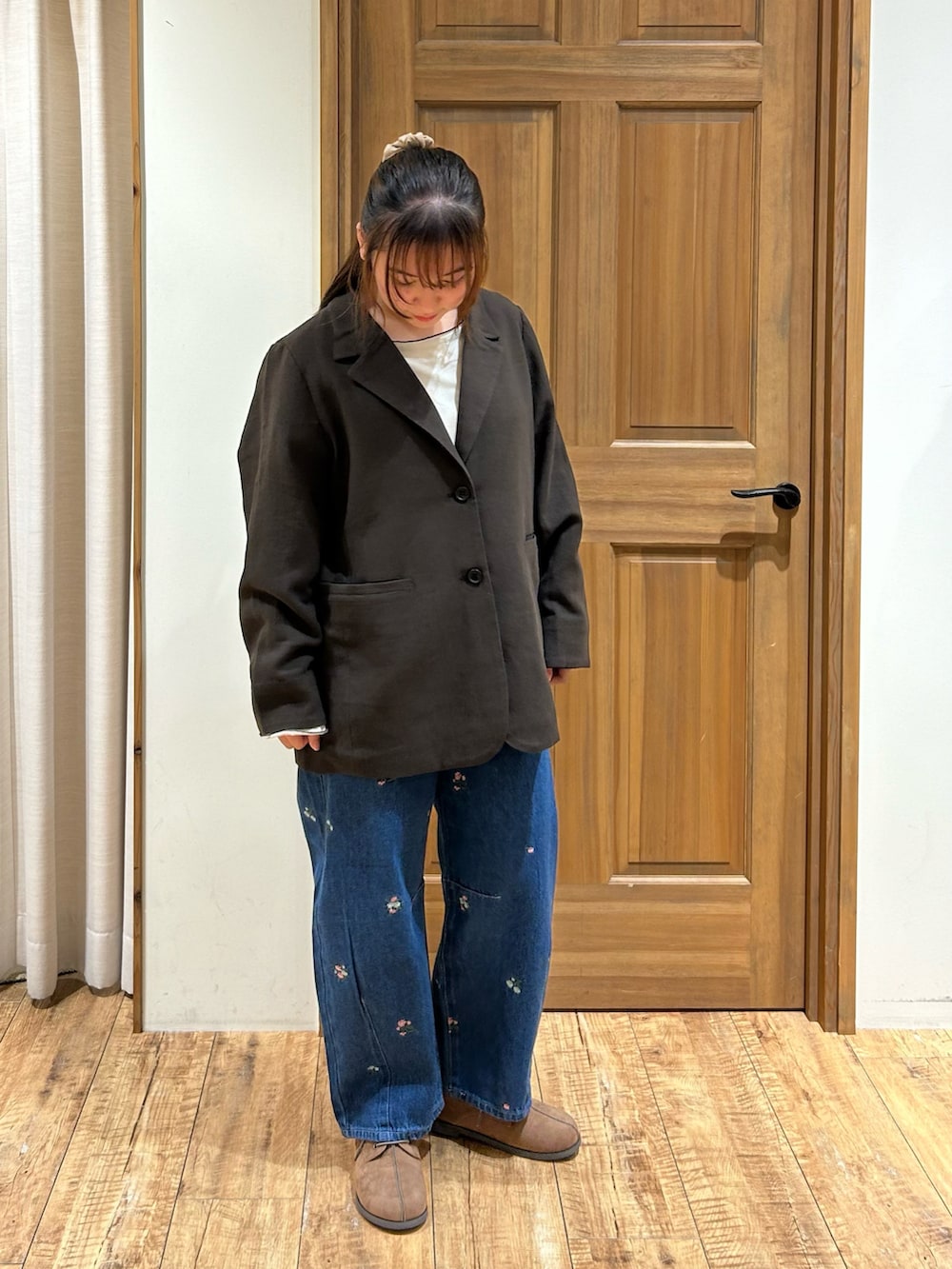 グレー系のノーカラージャケット、ホワイト系のTシャツ/カットソー、ブルー系のその他パンツを着用したレディースの秋コーディネートの3枚目の写真