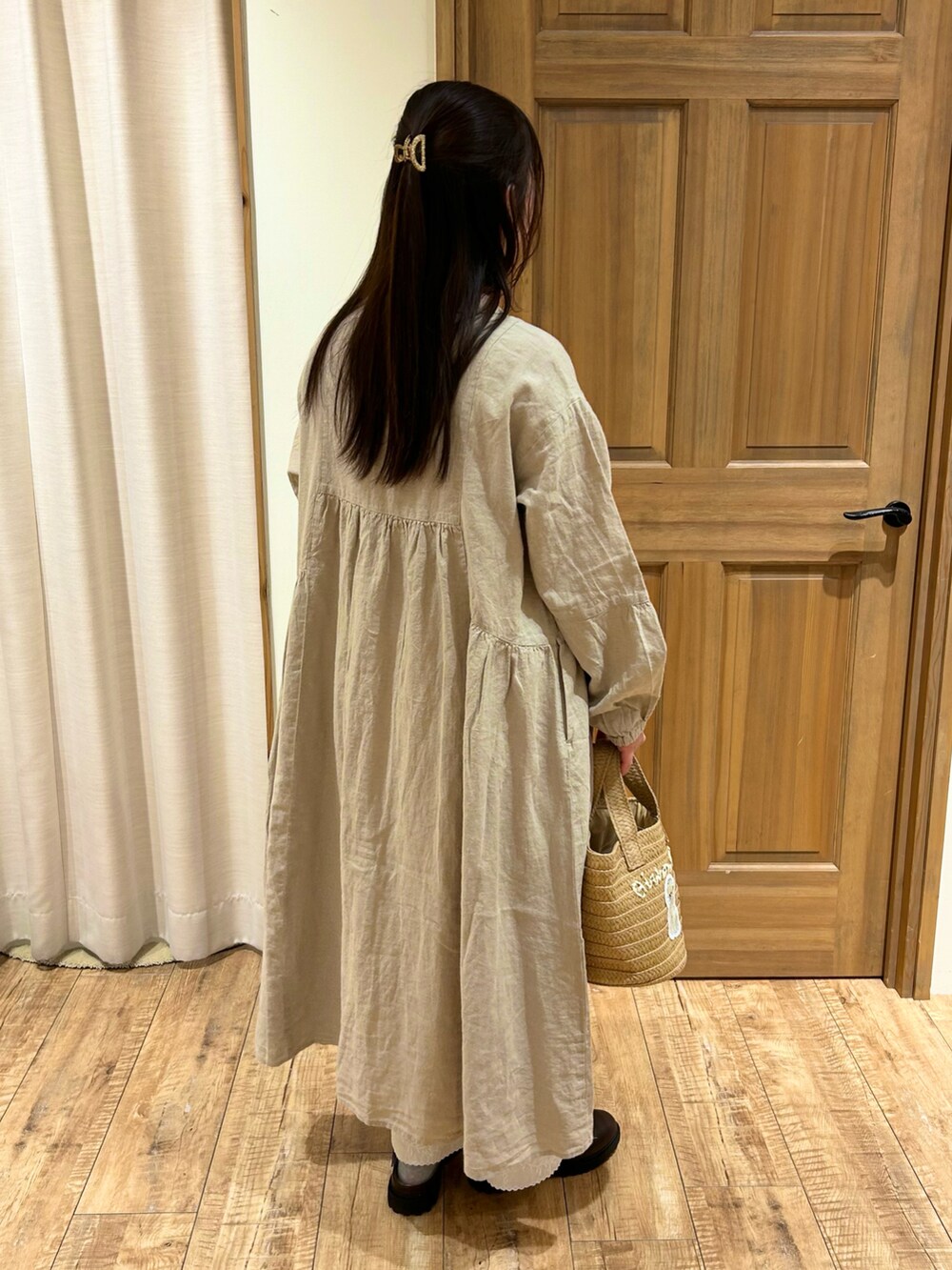 ベージュ系のワンピース、ホワイト系のハンドバッグ、ホワイト系のその他パンツを着用したレディースの春コーディネートの5枚目の写真