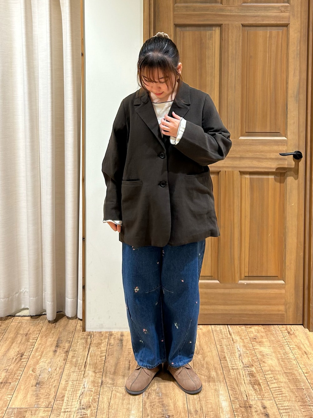 グレー系のノーカラージャケット、ホワイト系のTシャツ/カットソー、ブルー系のその他パンツを着用したレディースの秋コーディネートの2枚目の写真