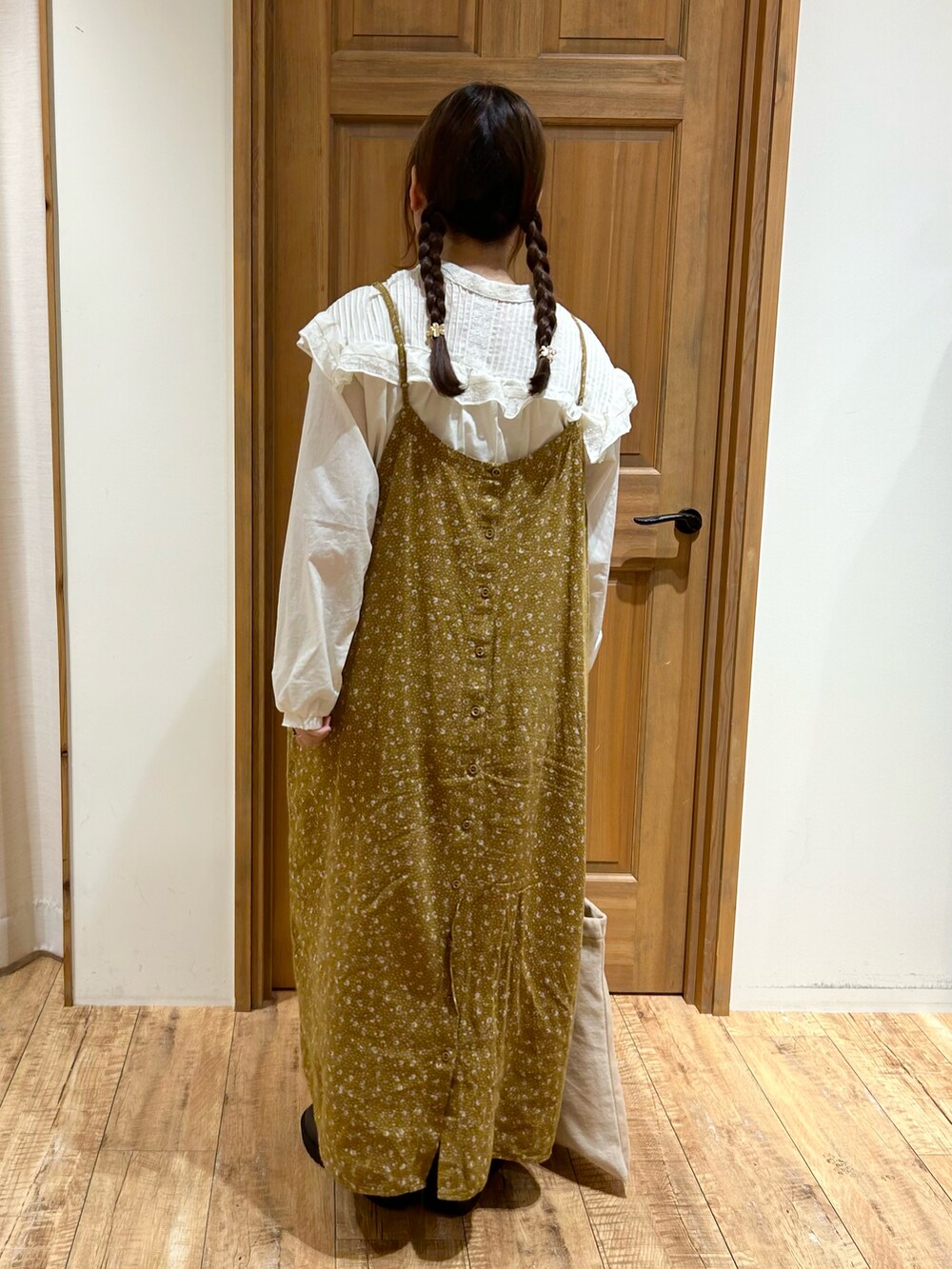 ホワイト系のシャツ/ブラウス、イエロー系のワンピース、ベージュ系のハンドバッグを着用したレディースの秋コーディネートの5枚目の写真