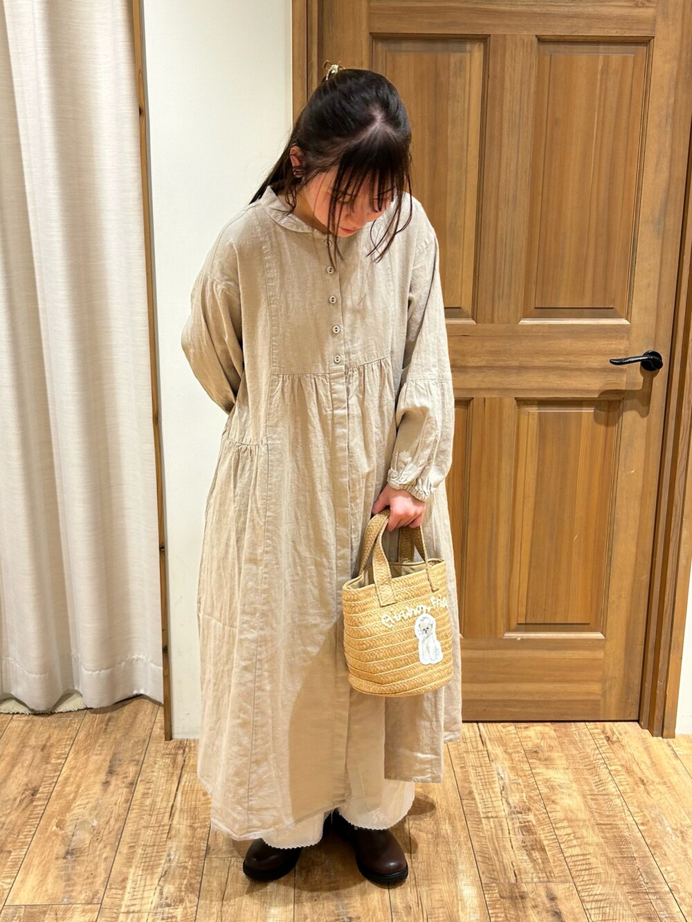 ベージュ系のワンピース、ホワイト系のハンドバッグ、ホワイト系のその他パンツを着用したレディースの春コーディネートの3枚目の写真