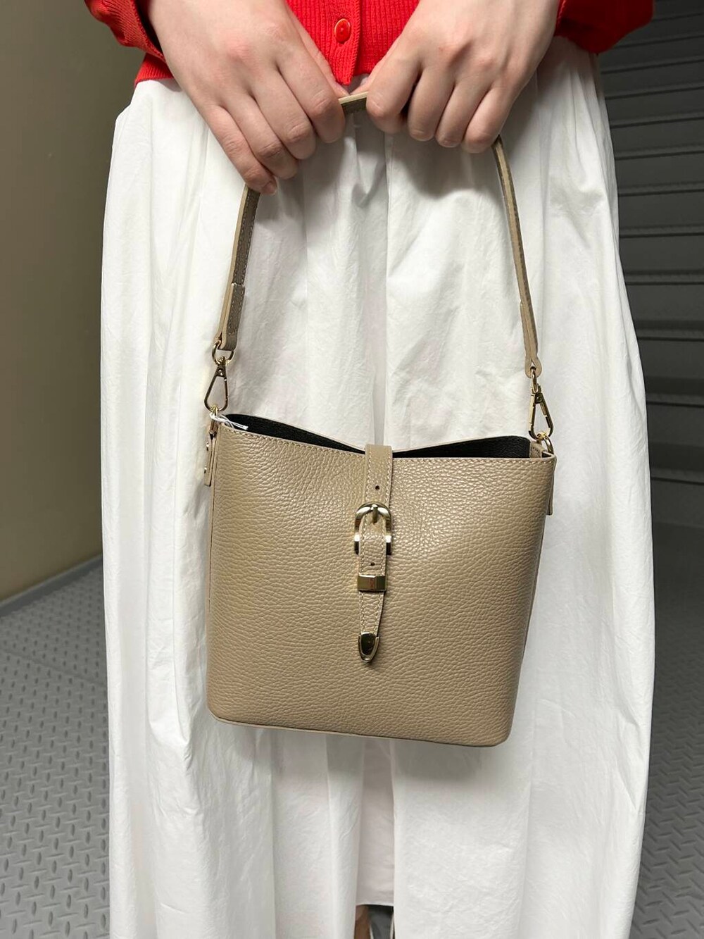 ホワイト系のその他シューズ、ホワイト系のスカート、レッド系のカーディガン/ボレロを着用したレディースの春コーディネートの3枚目の写真