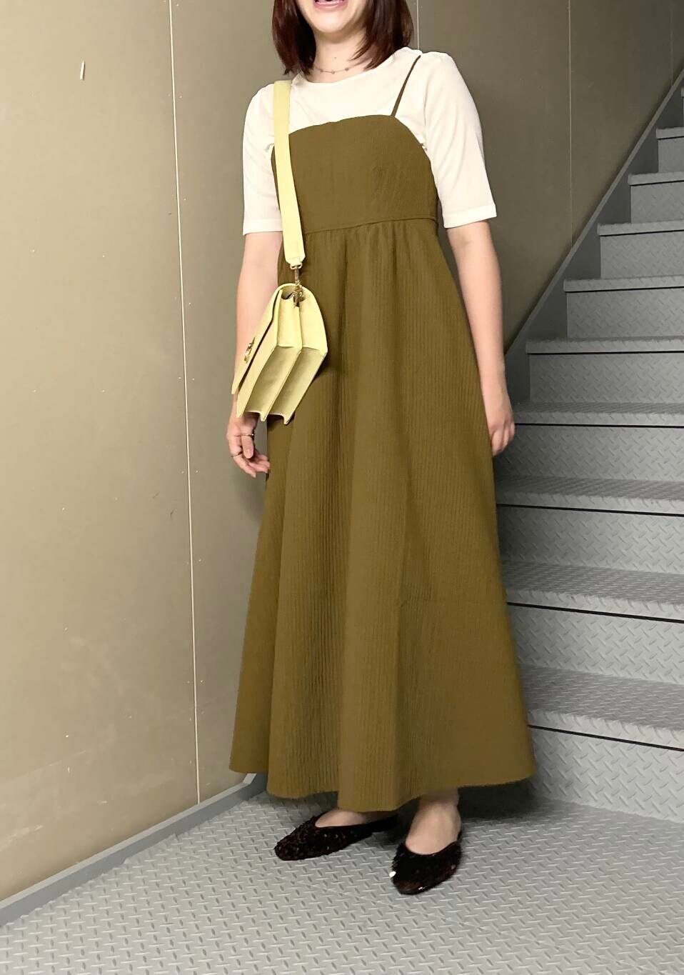 イエロー系のショルダーバッグ、ブラウン系のその他シューズ、ホワイト系のTシャツ/カットソーを着用したレディースの夏コーディネートの4枚目の写真