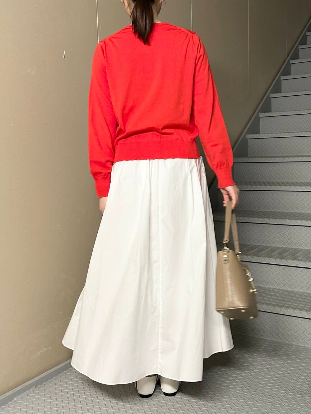 ホワイト系のその他シューズ、ホワイト系のスカート、レッド系のカーディガン/ボレロを着用したレディースの春コーディネートの2枚目の写真
