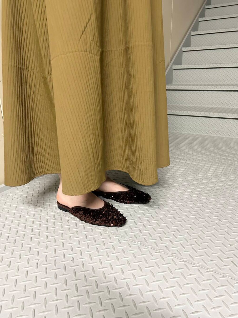 イエロー系のショルダーバッグ、ブラウン系のその他シューズ、ホワイト系のTシャツ/カットソーを着用したレディースの夏コーディネートの5枚目の写真