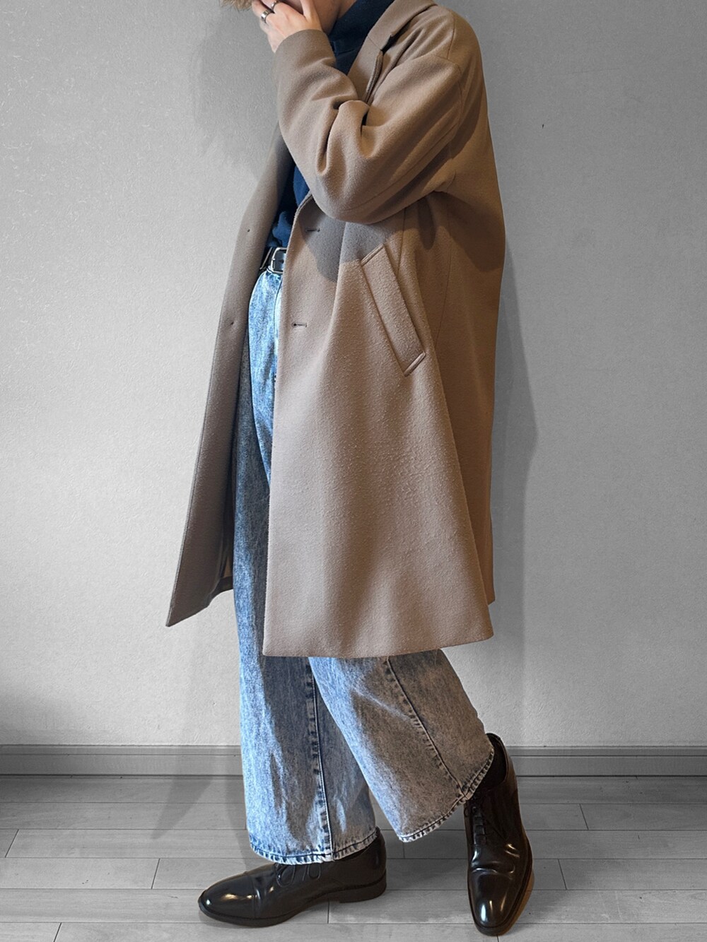 その他のジャケット/アウター、ブルー系のデニムパンツ、ブラック系のドレスシューズを着用したメンズの冬コーディネートの2枚目の写真