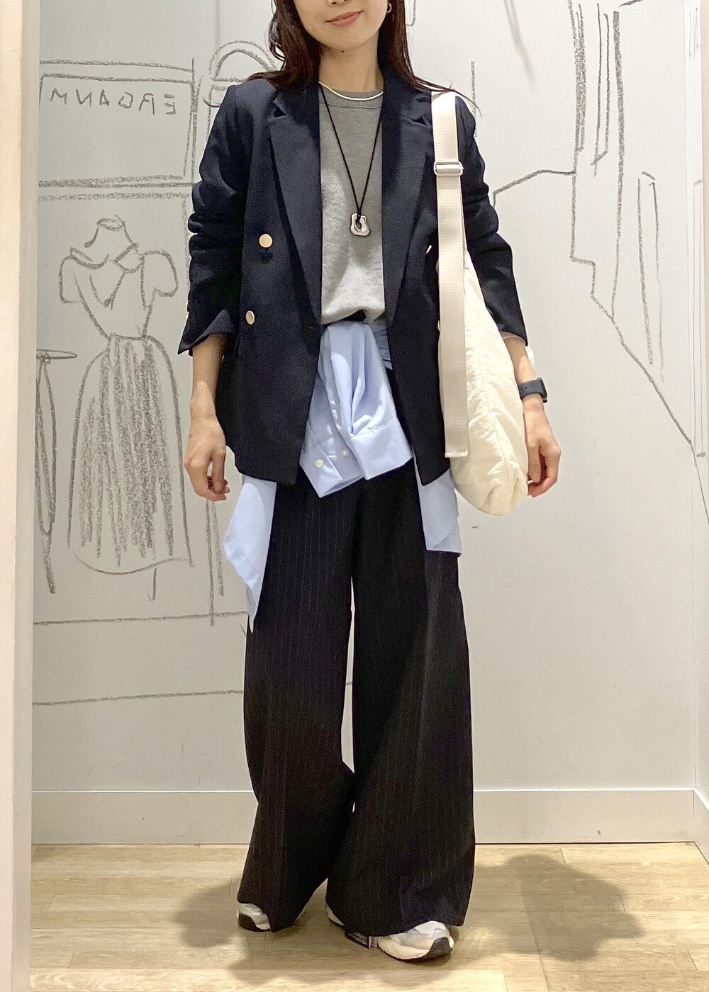 ホワイト系のトートバッグ、ブルー系のその他パンツ、ブルー系のシャツ/ブラウスを着用したレディースの秋コーディネートの5枚目の写真