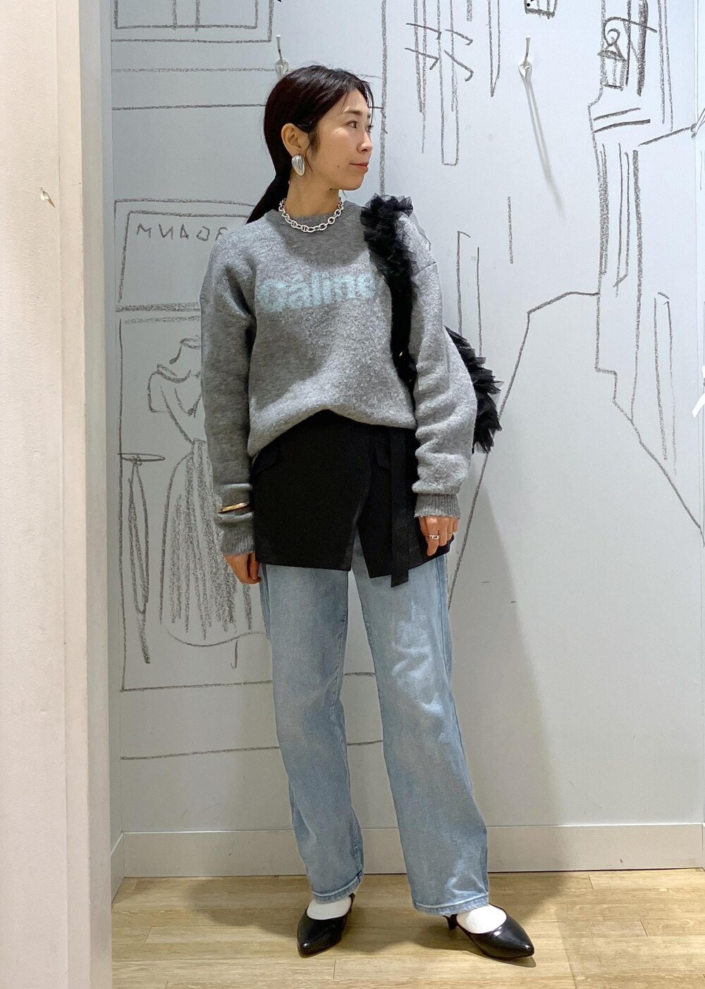 ブルー系のデニムパンツ、ブラック系のパンプス、グレー系のその他パンツを着用したレディースの冬コーディネートの2枚目の写真