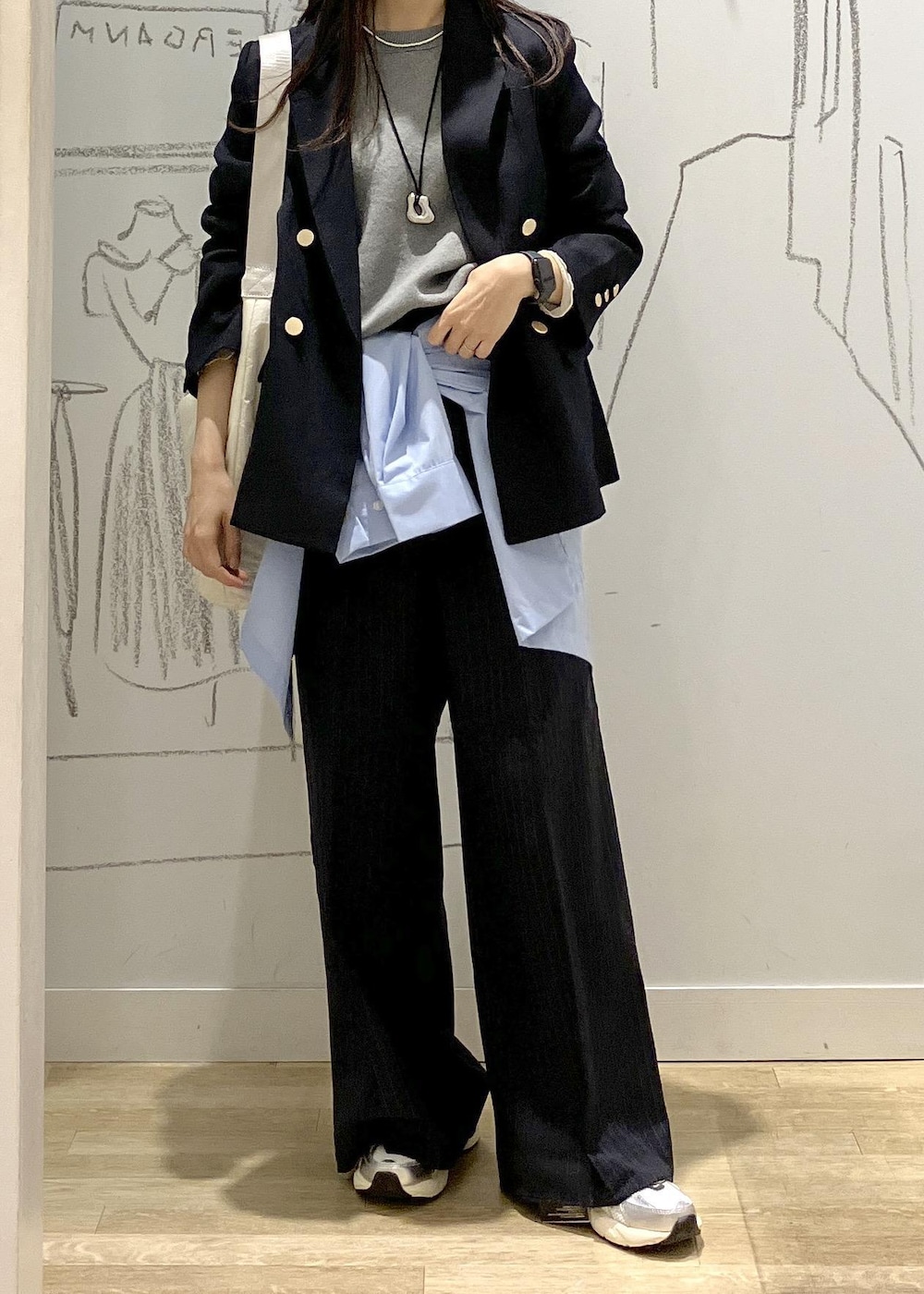 ホワイト系のトートバッグ、ブルー系のその他パンツ、ブルー系のシャツ/ブラウスを着用したレディースの秋コーディネートの2枚目の写真