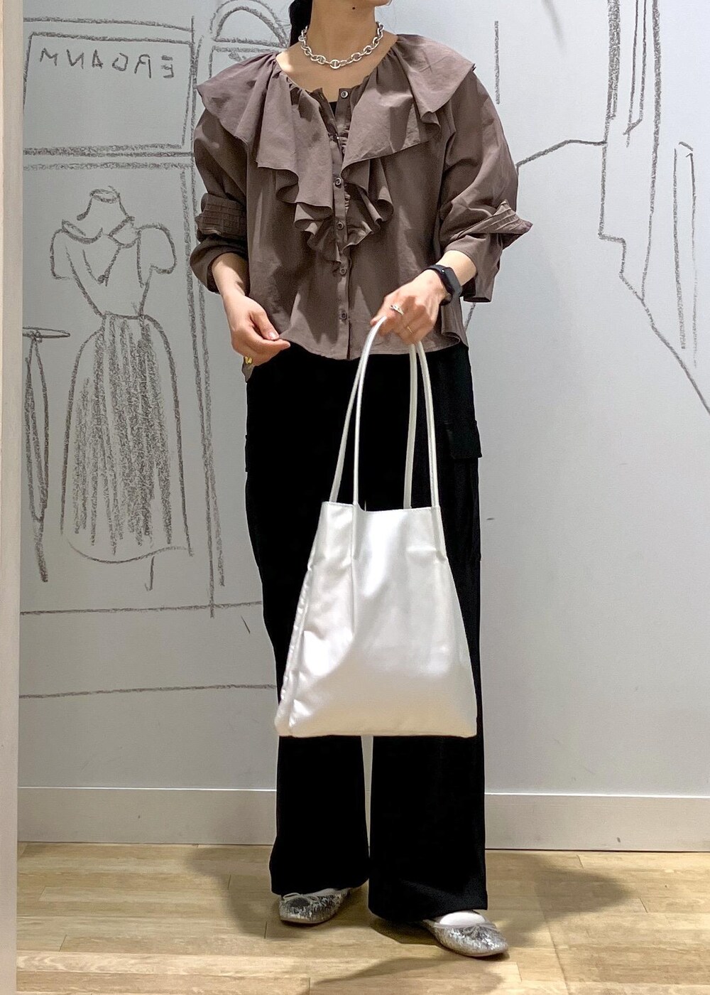 ブルー系のカーゴパンツ、ブラウン系のシャツ/ブラウス、シルバー系のトートバッグを着用したレディースの春コーディネートの4枚目の写真
