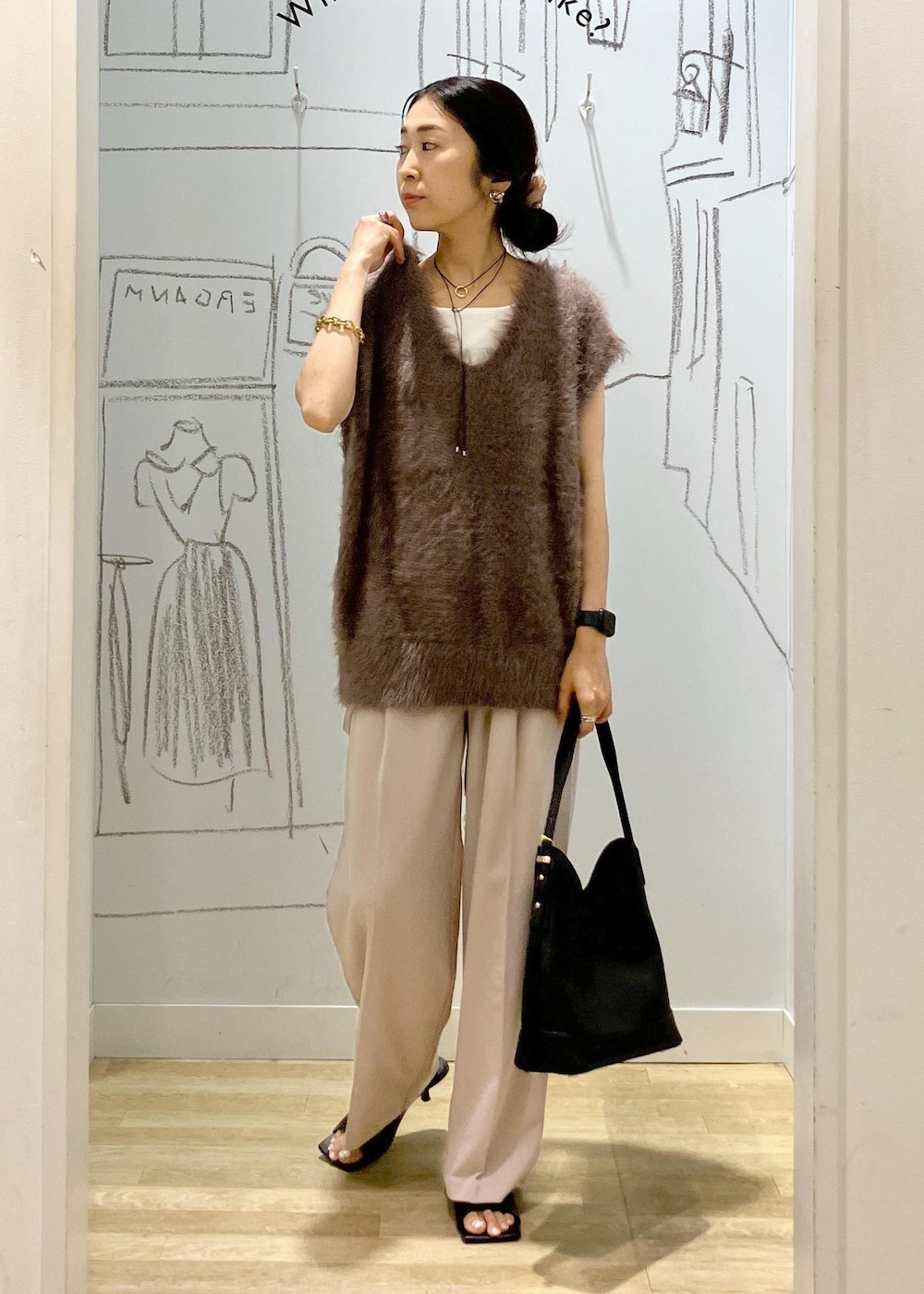 ベージュ系のその他パンツ、ブラック系のショルダーバッグ、ホワイト系のタンクトップを着用したレディースの夏コーディネートの2枚目の写真