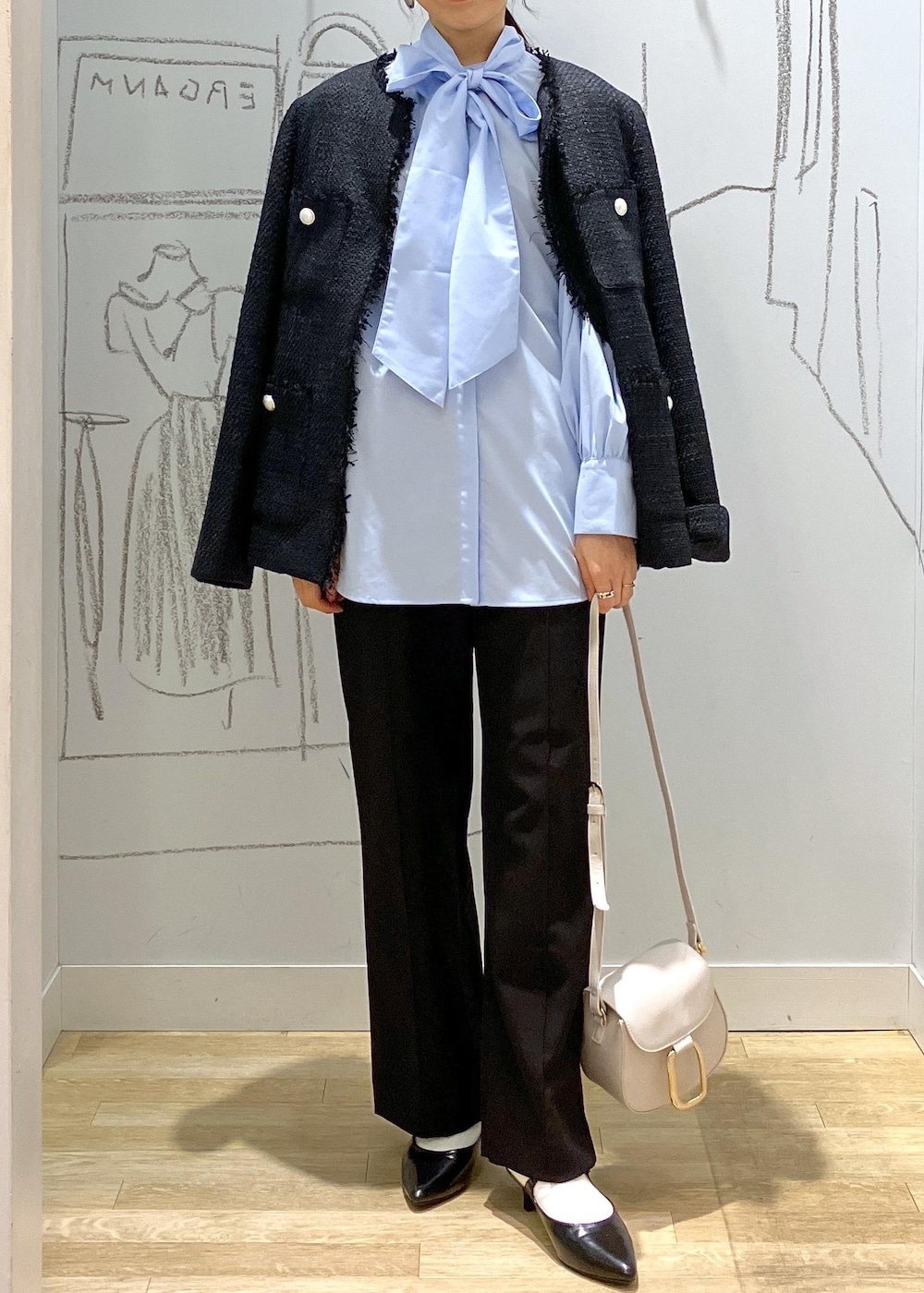 ブラック系のパンプス、ブラック系のその他パンツ、ホワイト系のショルダーバッグを着用したレディースの冬コーディネートの6枚目の写真