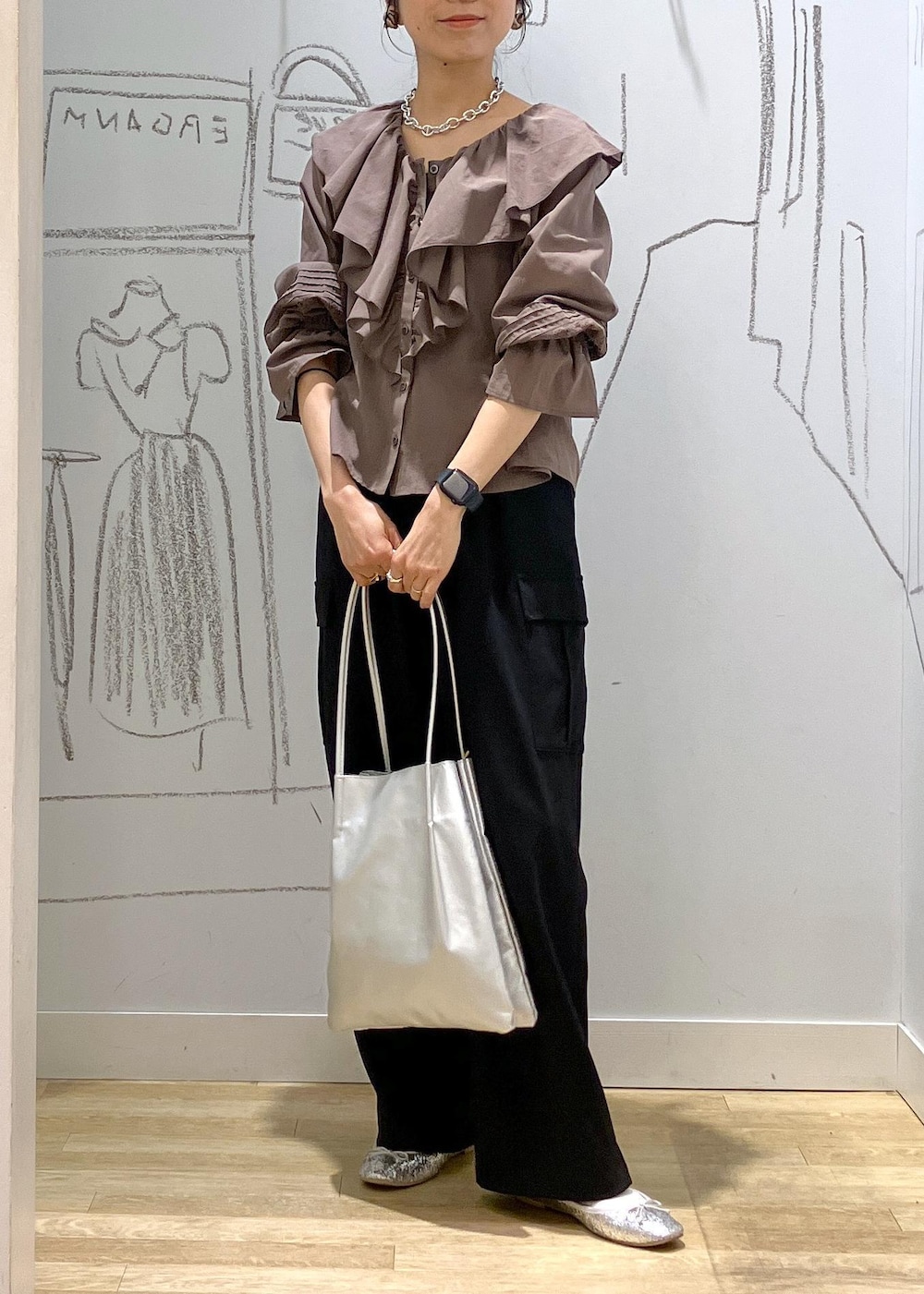 ブルー系のカーゴパンツ、ブラウン系のシャツ/ブラウス、シルバー系のトートバッグを着用したレディースの春コーディネートの3枚目の写真