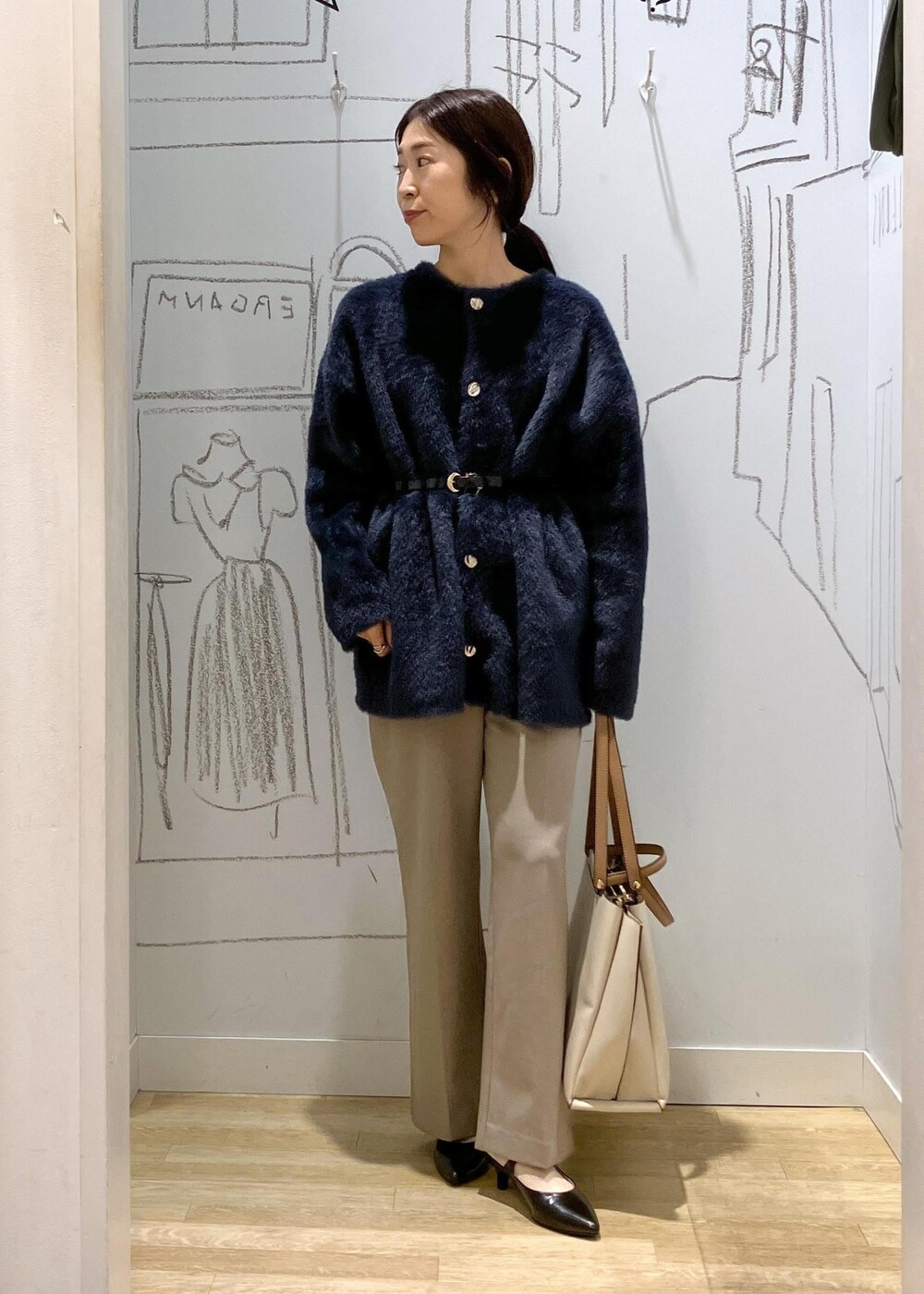 ブラック系のパンプス、ホワイト系のトートバッグ、ベージュ系のその他パンツを着用したレディースの秋コーディネートの4枚目の写真