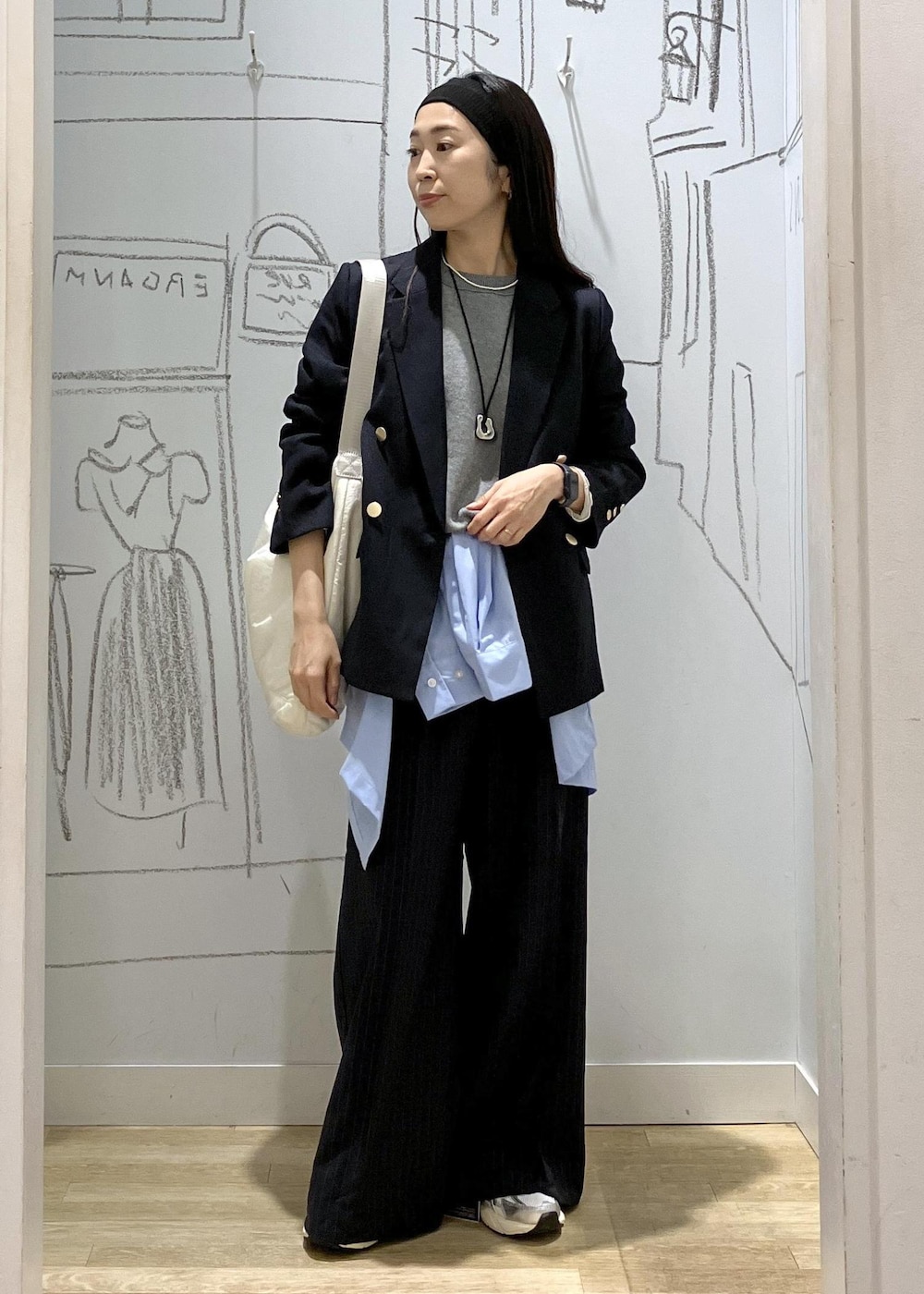 ホワイト系のトートバッグ、ブルー系のその他パンツ、ブルー系のシャツ/ブラウスを着用したレディースの秋コーディネートの6枚目の写真