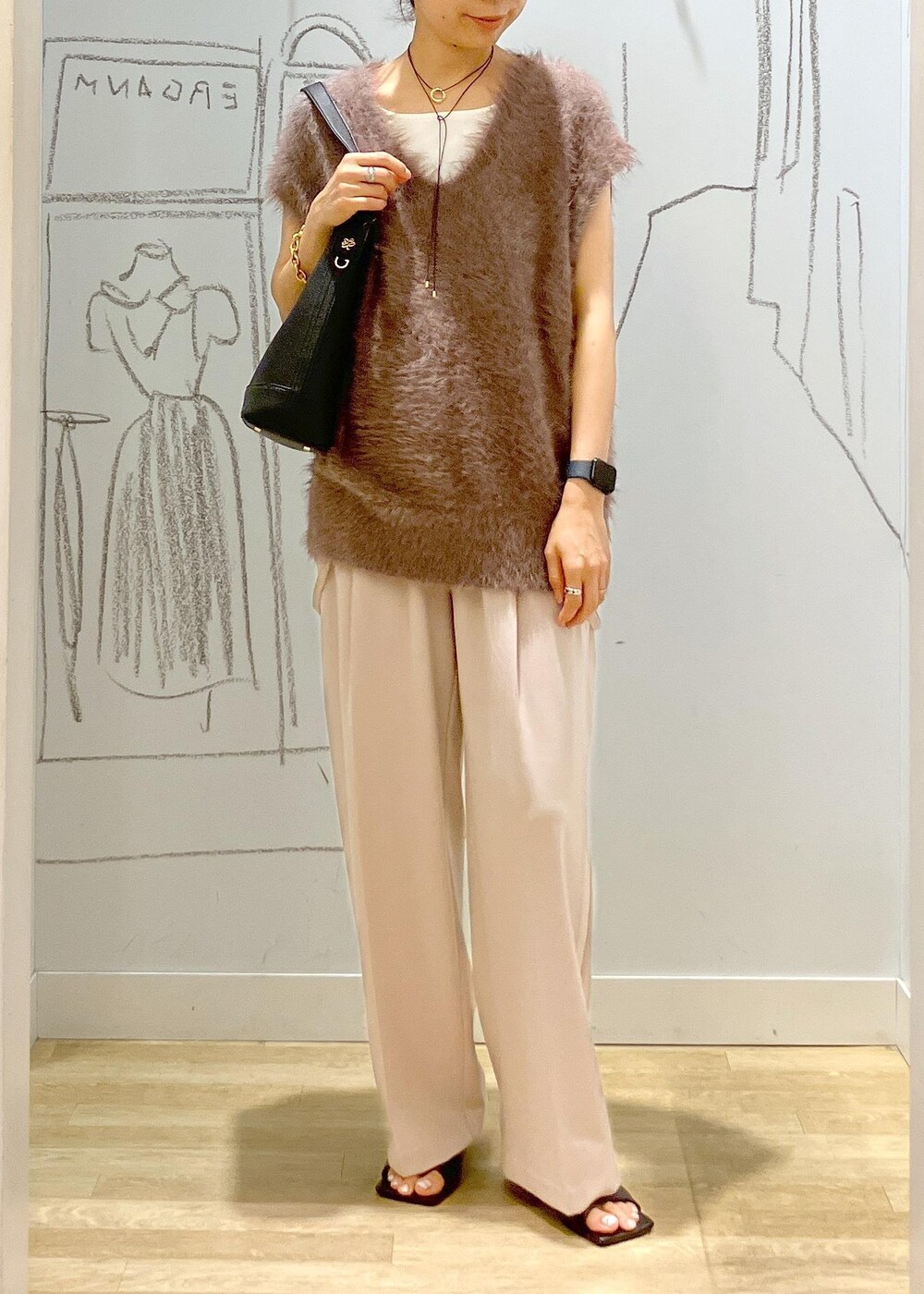 ベージュ系のその他パンツ、ブラック系のショルダーバッグ、ホワイト系のタンクトップを着用したレディースの夏コーディネートの4枚目の写真