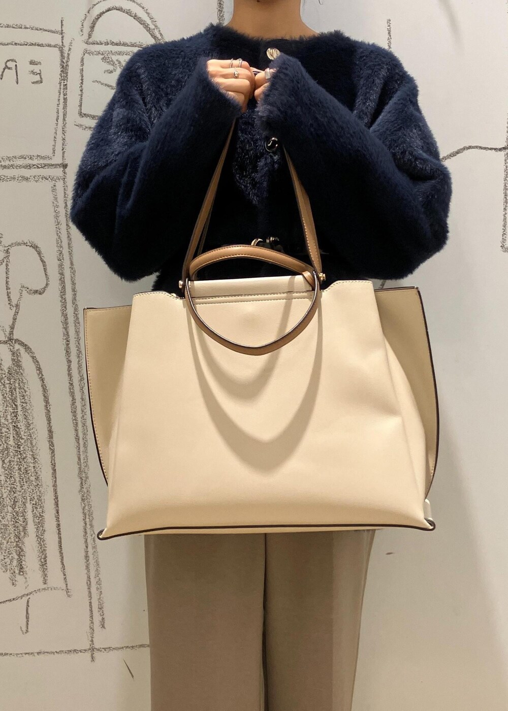 ブラック系のパンプス、ホワイト系のトートバッグ、ベージュ系のその他パンツを着用したレディースの秋コーディネートの5枚目の写真