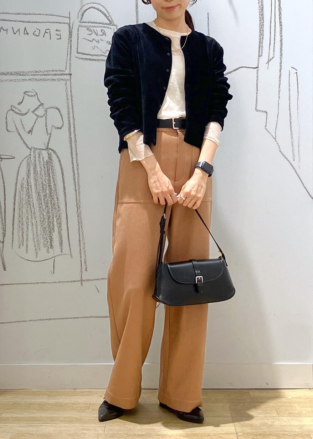 ホワイト系のTシャツ/カットソー、ブラック系のカーディガン/ボレロ、イエロー系のその他パンツを着用したレディースの秋コーディネートの3枚目の写真