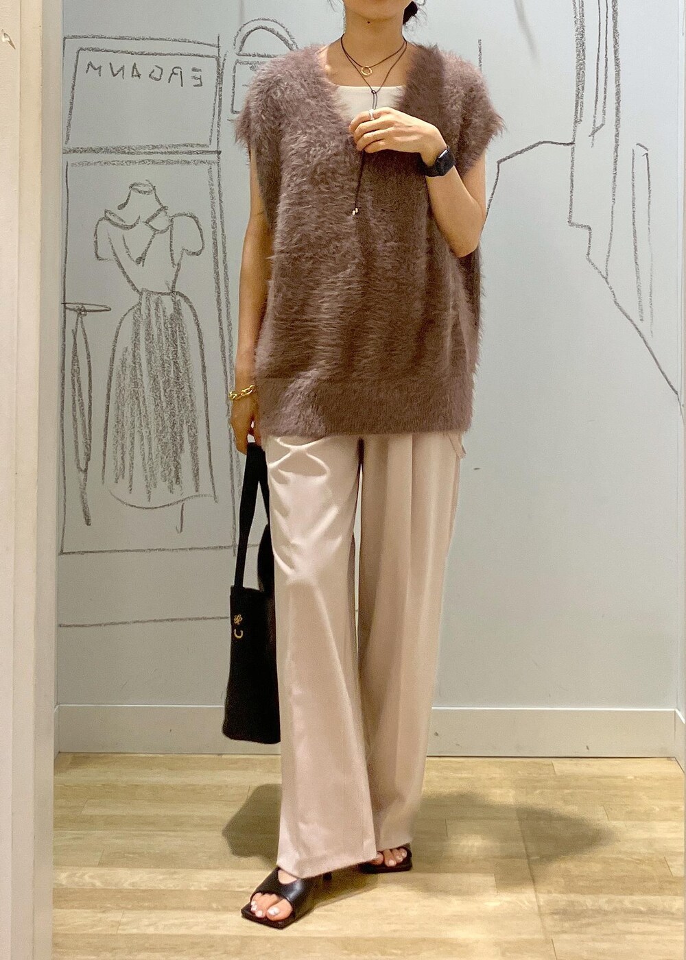 ベージュ系のその他パンツ、ブラック系のショルダーバッグ、ホワイト系のタンクトップを着用したレディースの夏コーディネートの7枚目の写真