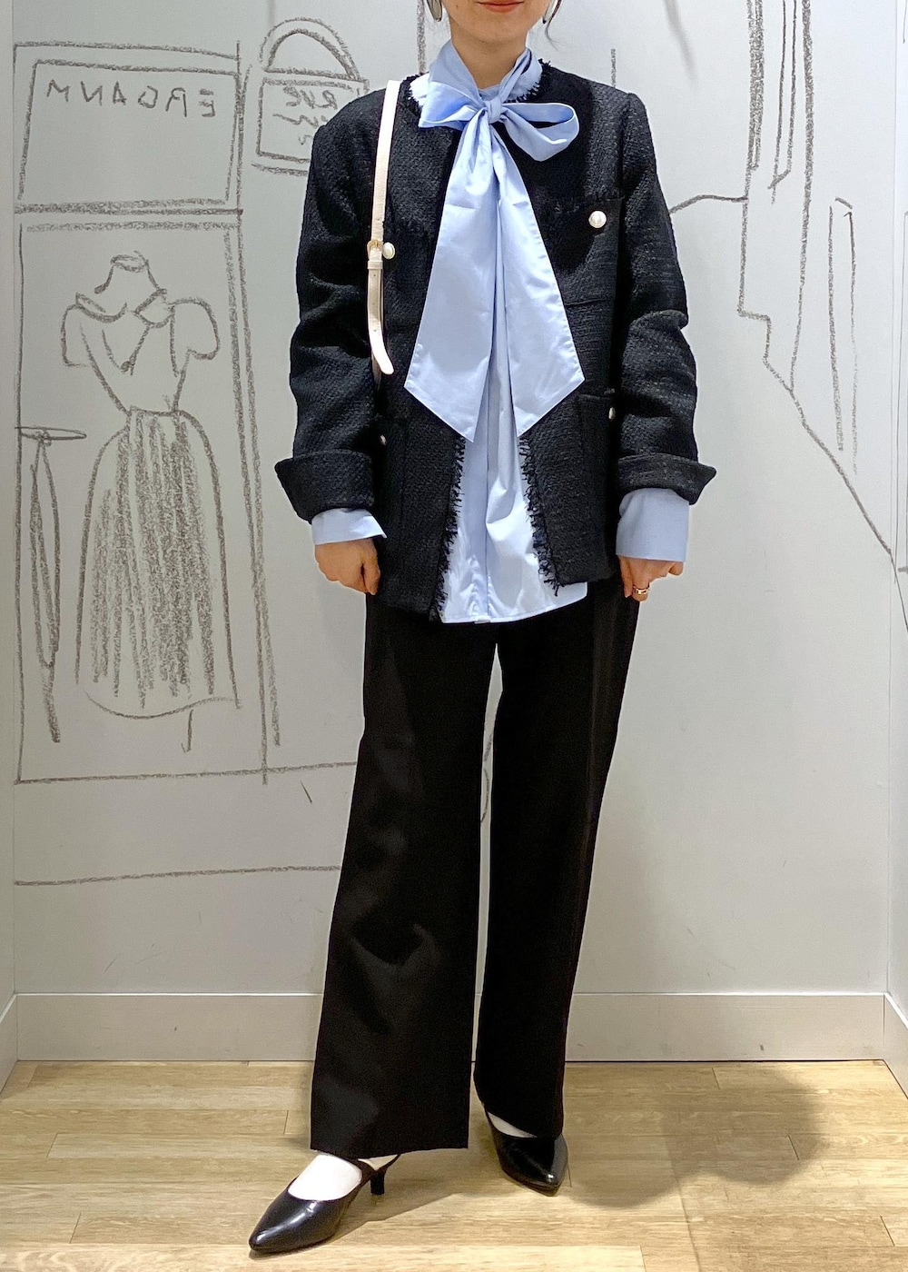 ブラック系のパンプス、ブラック系のその他パンツ、ホワイト系のショルダーバッグを着用したレディースの冬コーディネートの5枚目の写真