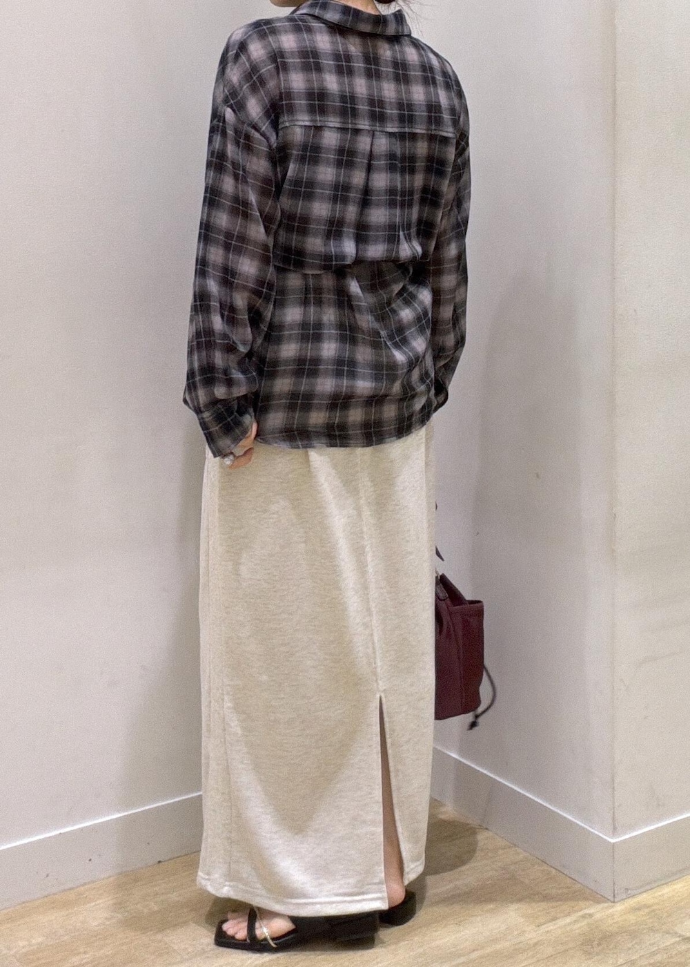レッド系のショルダーバッグ、ブラック系のサンダル、グレー系のスカートを着用したレディースの夏コーディネートの4枚目の写真