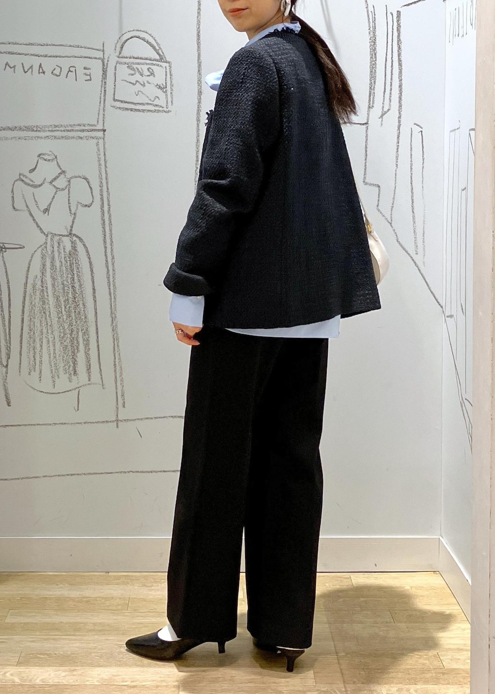 ブラック系のパンプス、ブラック系のその他パンツ、ホワイト系のショルダーバッグを着用したレディースの冬コーディネートの3枚目の写真