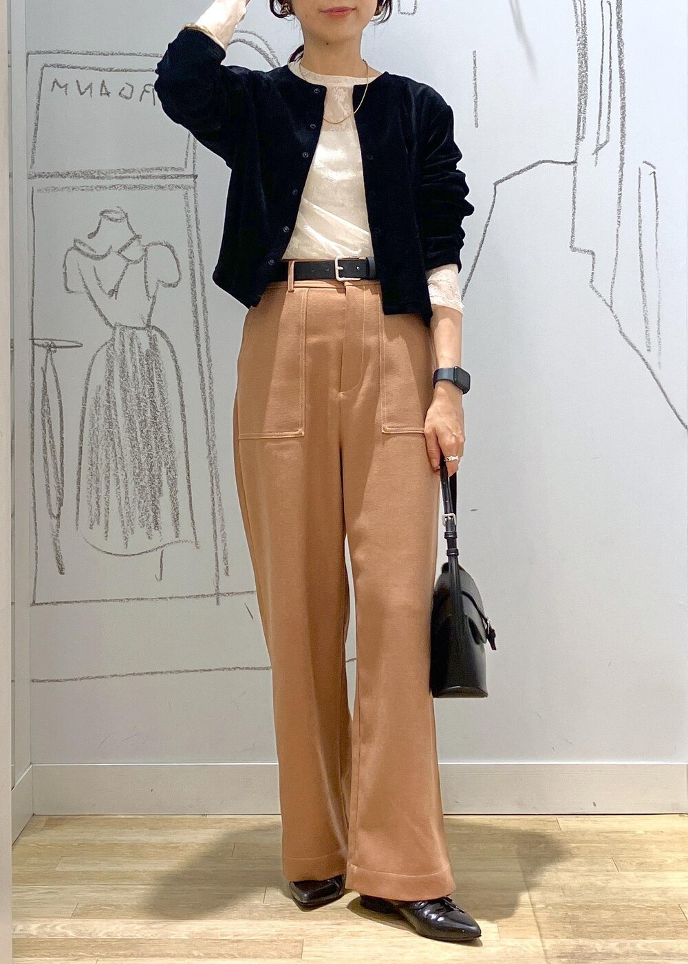 ホワイト系のTシャツ/カットソー、ブラック系のカーディガン/ボレロ、イエロー系のその他パンツを着用したレディースの秋コーディネートの5枚目の写真