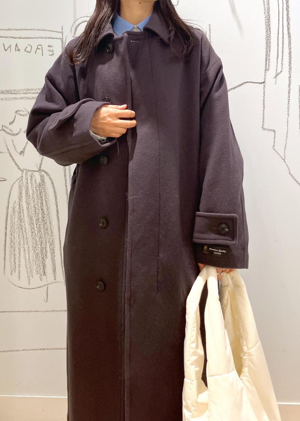 ブルー系のシャツ/ブラウス、グレー系のその他パンツ、グレー系のその他アウターを着用したレディースの冬コーディネートの3枚目の写真