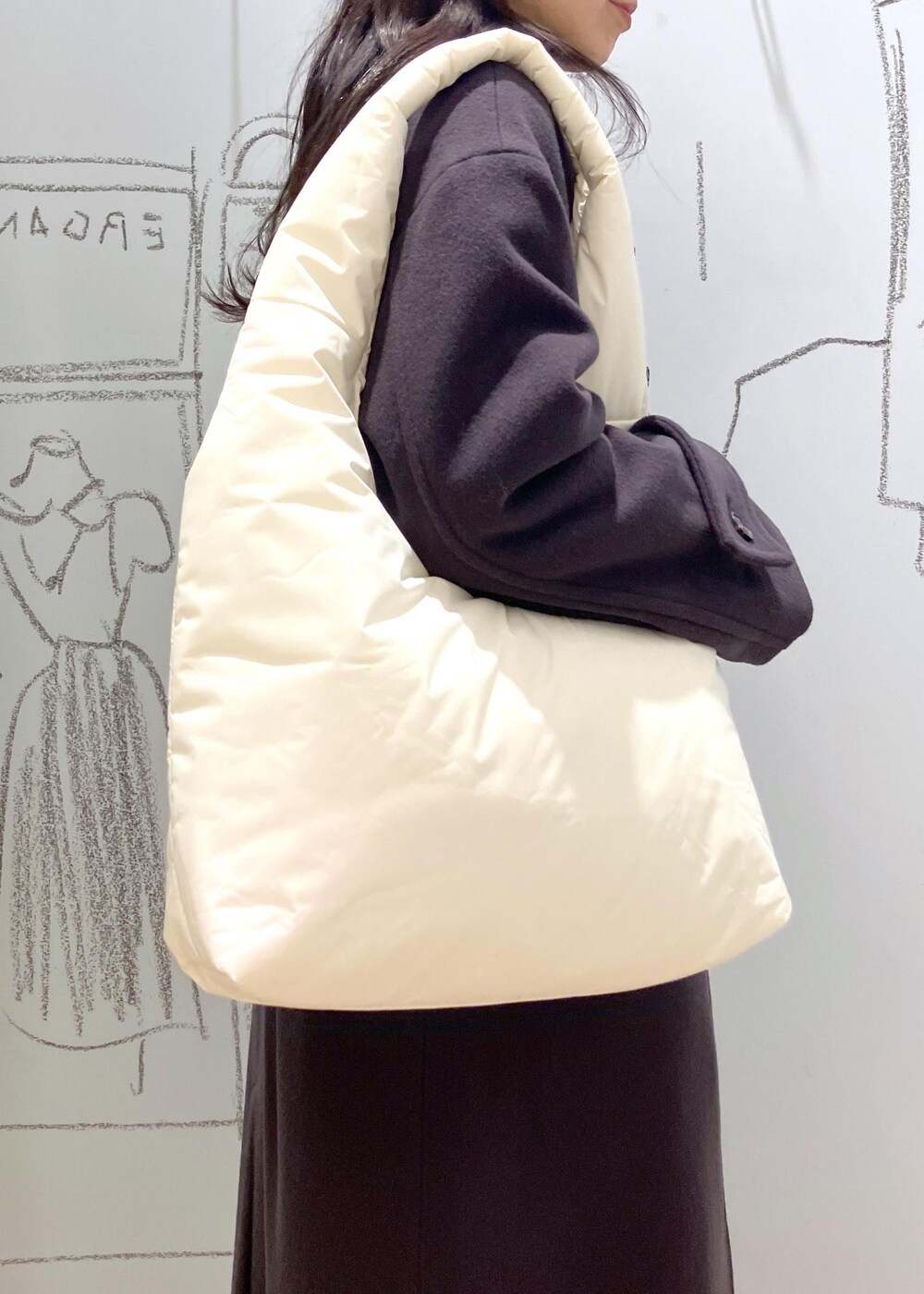 ブルー系のシャツ/ブラウス、グレー系のその他パンツ、グレー系のその他アウターを着用したレディースの冬コーディネートの6枚目の写真
