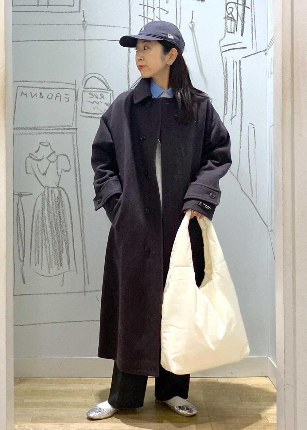 ブルー系のシャツ/ブラウス、グレー系のその他パンツ、グレー系のその他アウターを着用したレディースの冬コーディネートの2枚目の写真