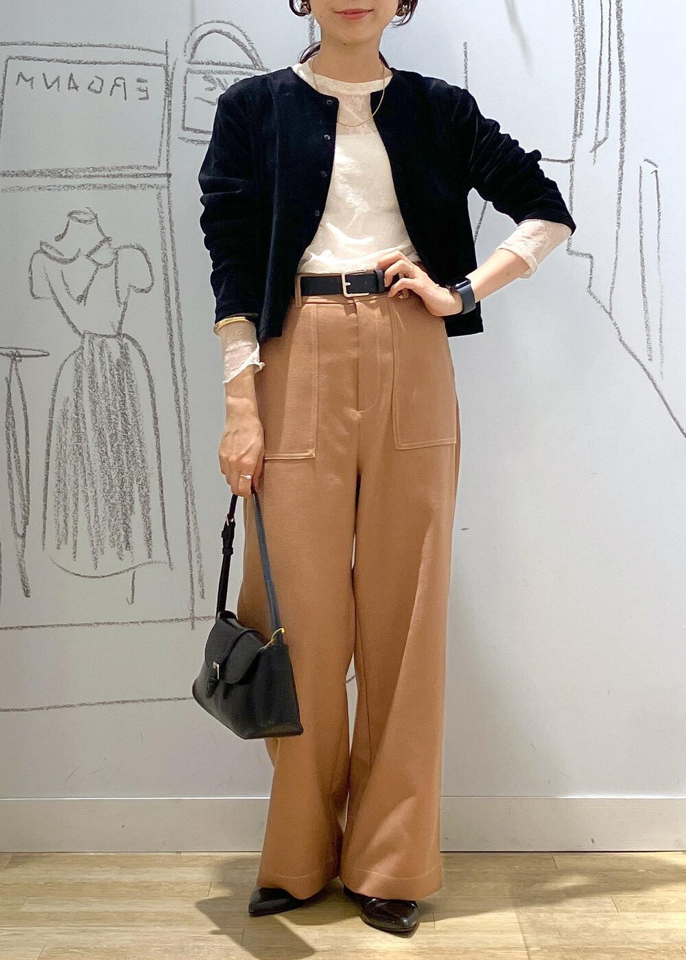 ホワイト系のTシャツ/カットソー、ブラック系のカーディガン/ボレロ、イエロー系のその他パンツを着用したレディースの秋コーディネートの4枚目の写真