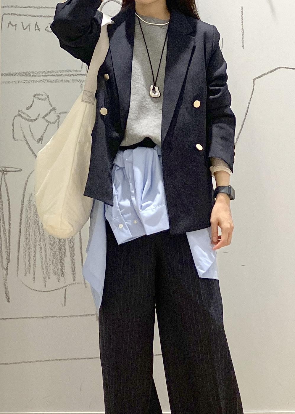 ホワイト系のトートバッグ、ブルー系のその他パンツ、ブルー系のシャツ/ブラウスを着用したレディースの秋コーディネートの4枚目の写真
