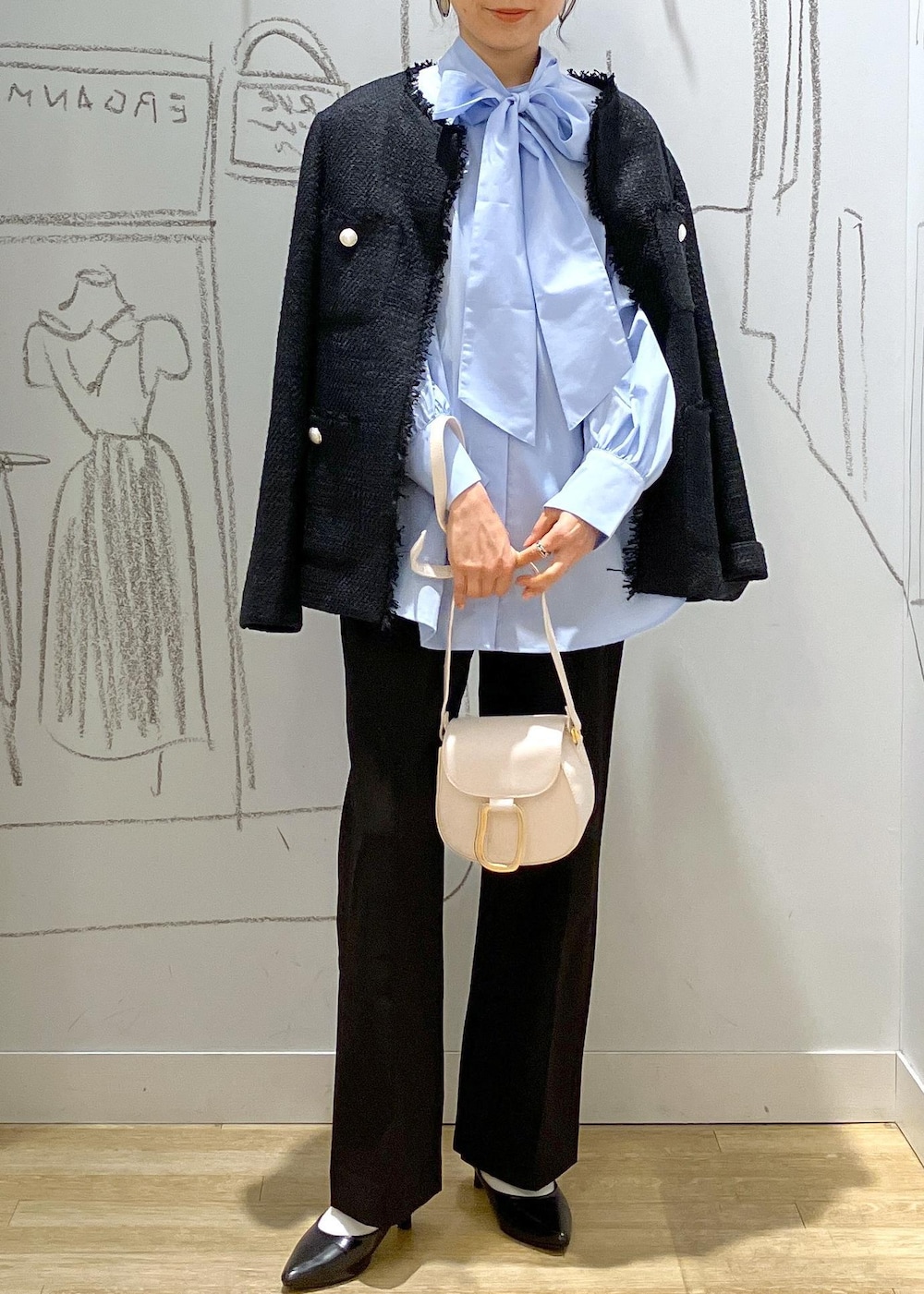 ブラック系のパンプス、ブラック系のその他パンツ、ホワイト系のショルダーバッグを着用したレディースの冬コーディネートの4枚目の写真