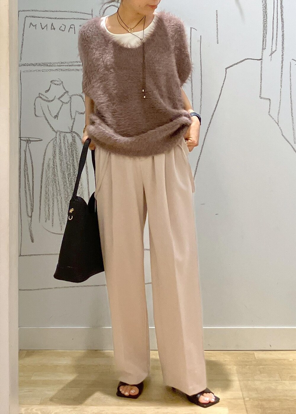 ベージュ系のその他パンツ、ブラック系のショルダーバッグ、ホワイト系のタンクトップを着用したレディースの夏コーディネートの3枚目の写真