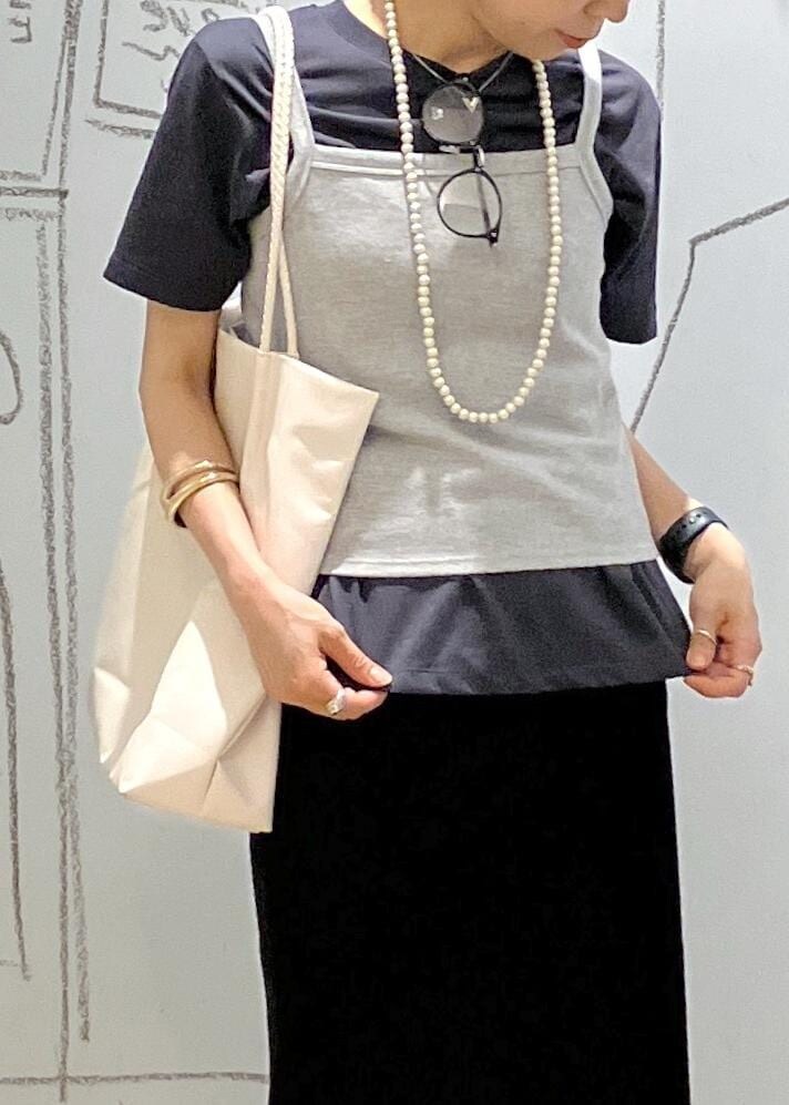 ホワイト系のトートバッグ、グレー系のタンクトップ、ブラック系のスカートを着用したレディースの夏コーディネートの6枚目の写真