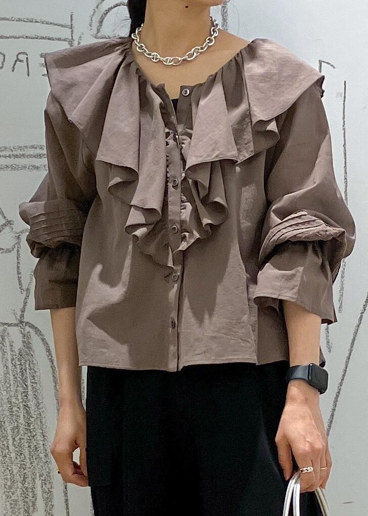 ブルー系のカーゴパンツ、ブラウン系のシャツ/ブラウス、シルバー系のトートバッグを着用したレディースの春コーディネートの5枚目の写真