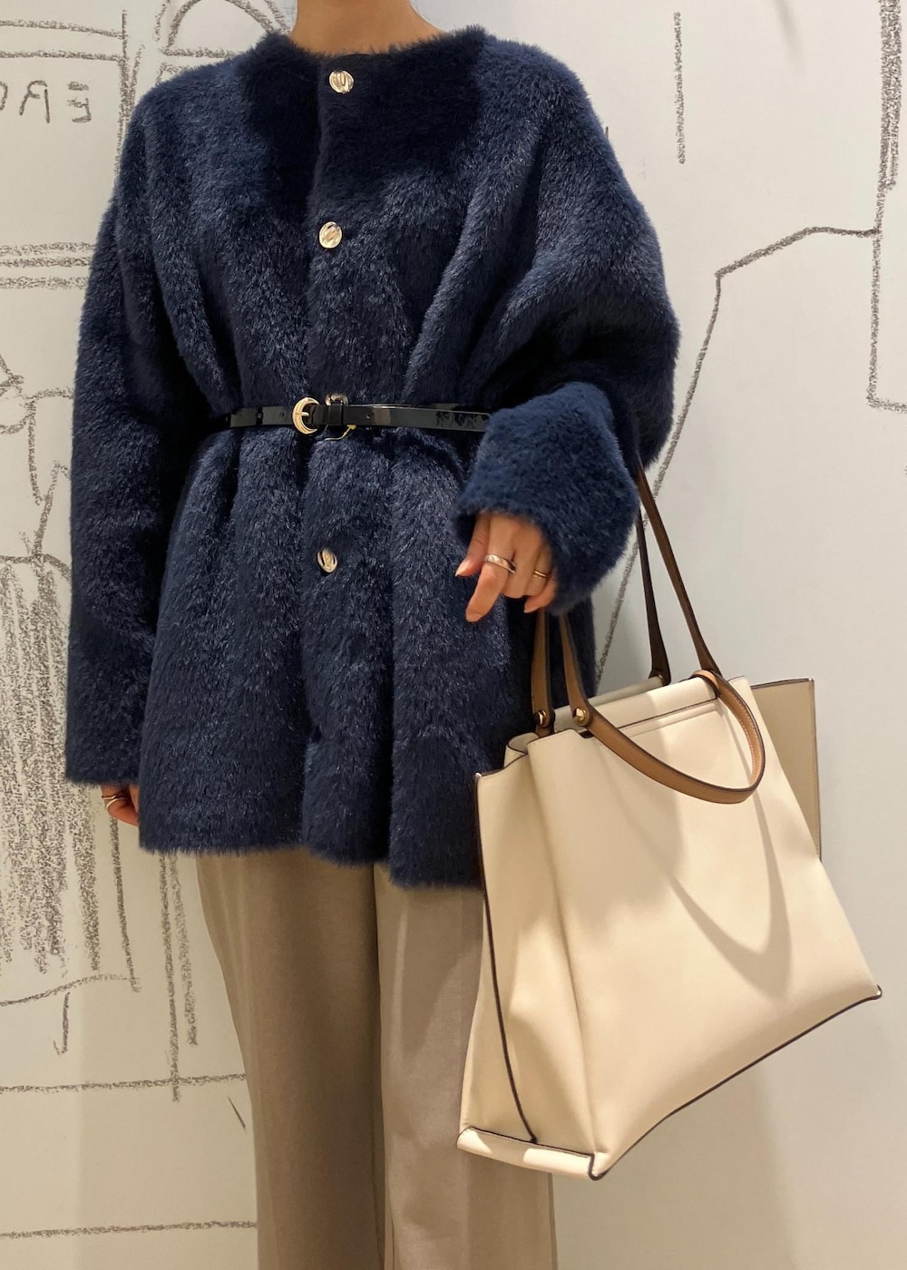 ブラック系のパンプス、ホワイト系のトートバッグ、ベージュ系のその他パンツを着用したレディースの秋コーディネートの6枚目の写真