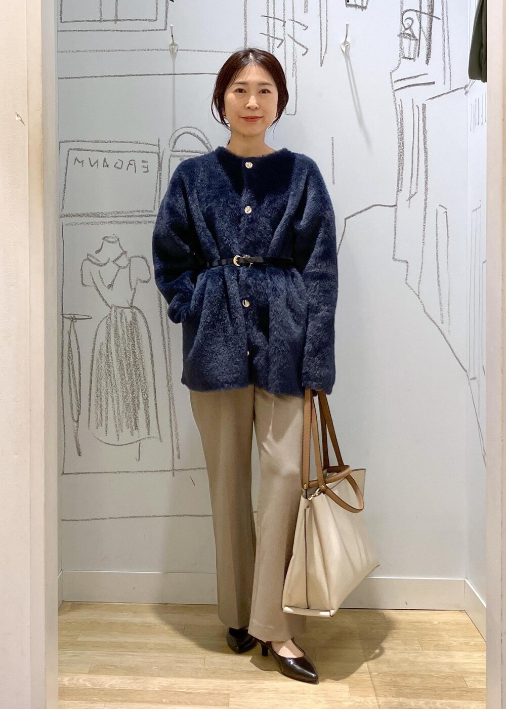 ブラック系のパンプス、ホワイト系のトートバッグ、ベージュ系のその他パンツを着用したレディースの秋コーディネートの3枚目の写真