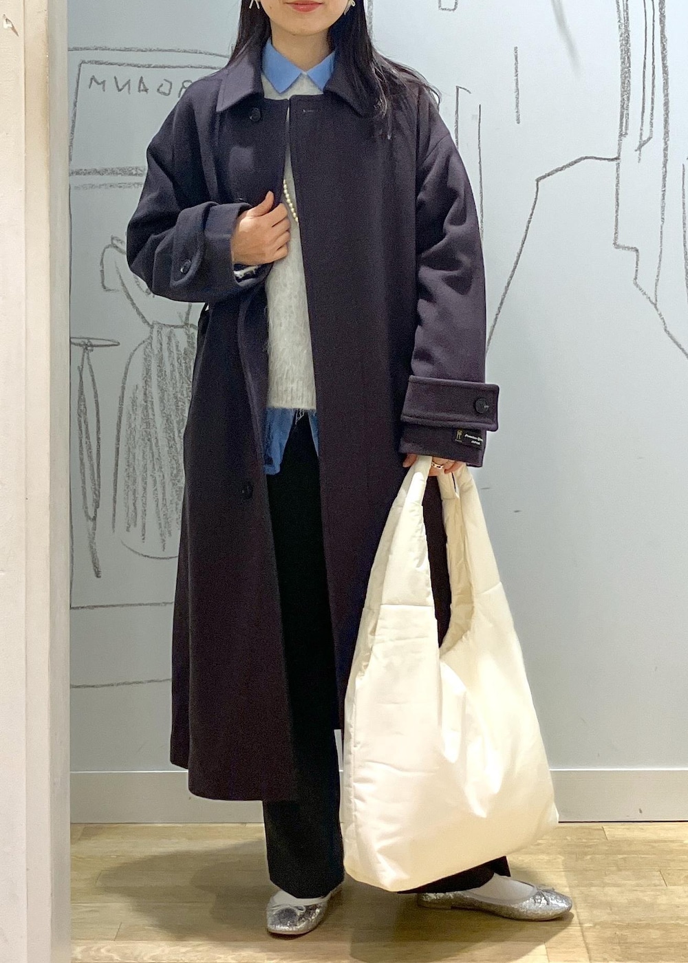 ブルー系のシャツ/ブラウス、グレー系のその他パンツ、グレー系のその他アウターを着用したレディースの冬コーディネートの4枚目の写真