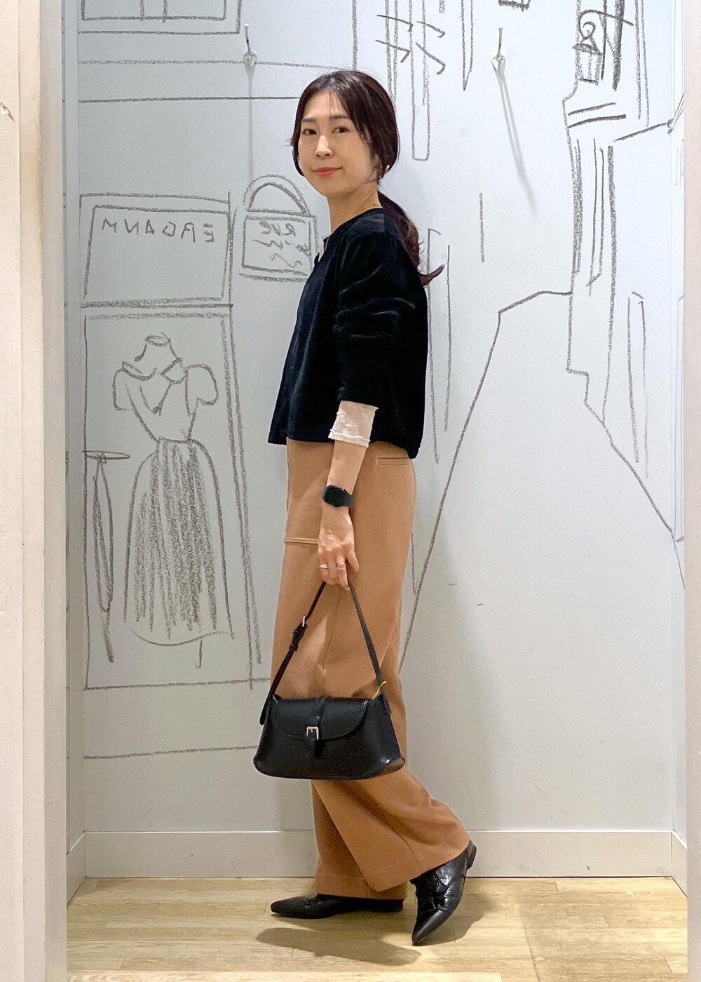 ホワイト系のTシャツ/カットソー、ブラック系のカーディガン/ボレロ、イエロー系のその他パンツを着用したレディースの秋コーディネートの2枚目の写真